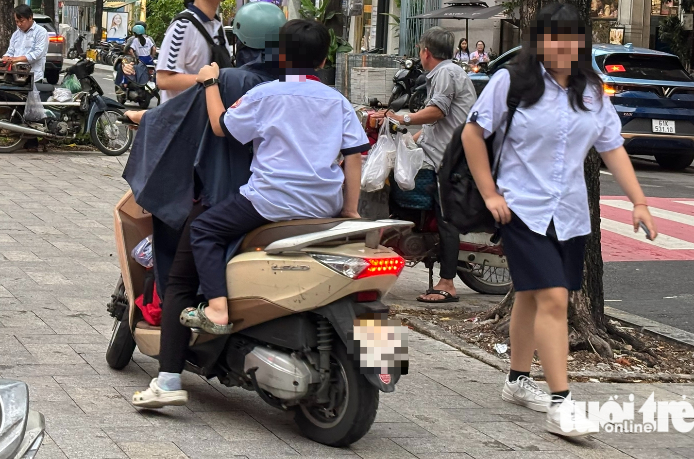 许多家长'随意'载孩子逆行、爬上人行道、不戴头盔上学