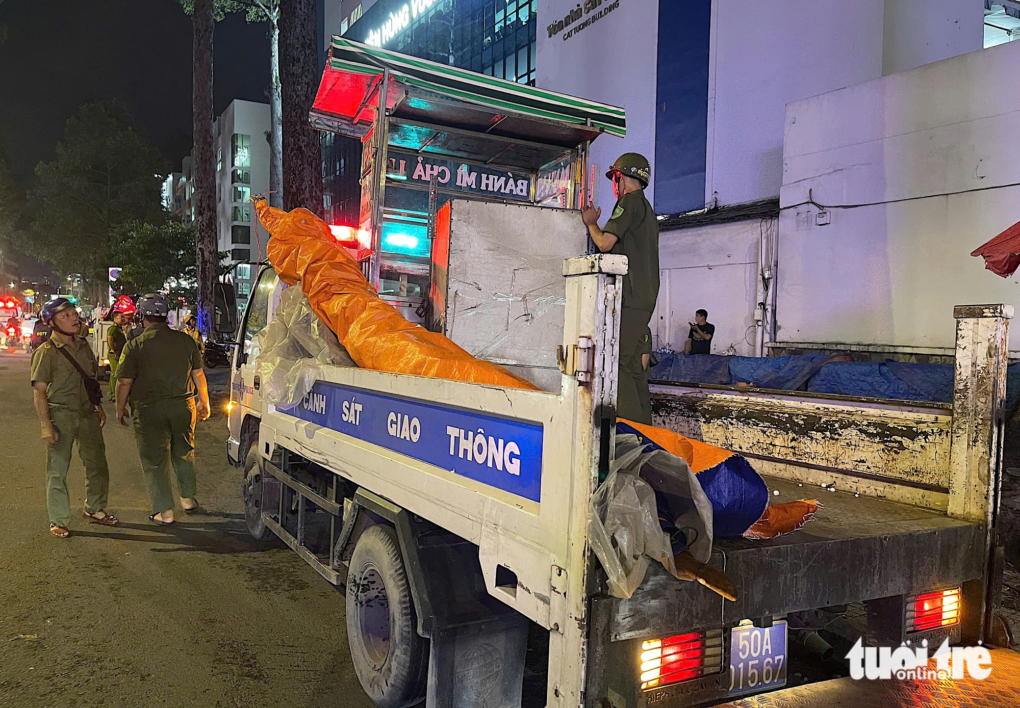 堤岸区处理在平西医院和雄王医院侵占人行道阻碍救护车通行的情况