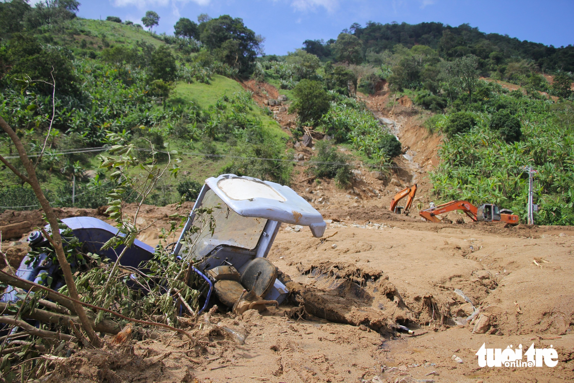 庆和省一村庄因山体滑坡被隔离多日，需徒步背运食品补给