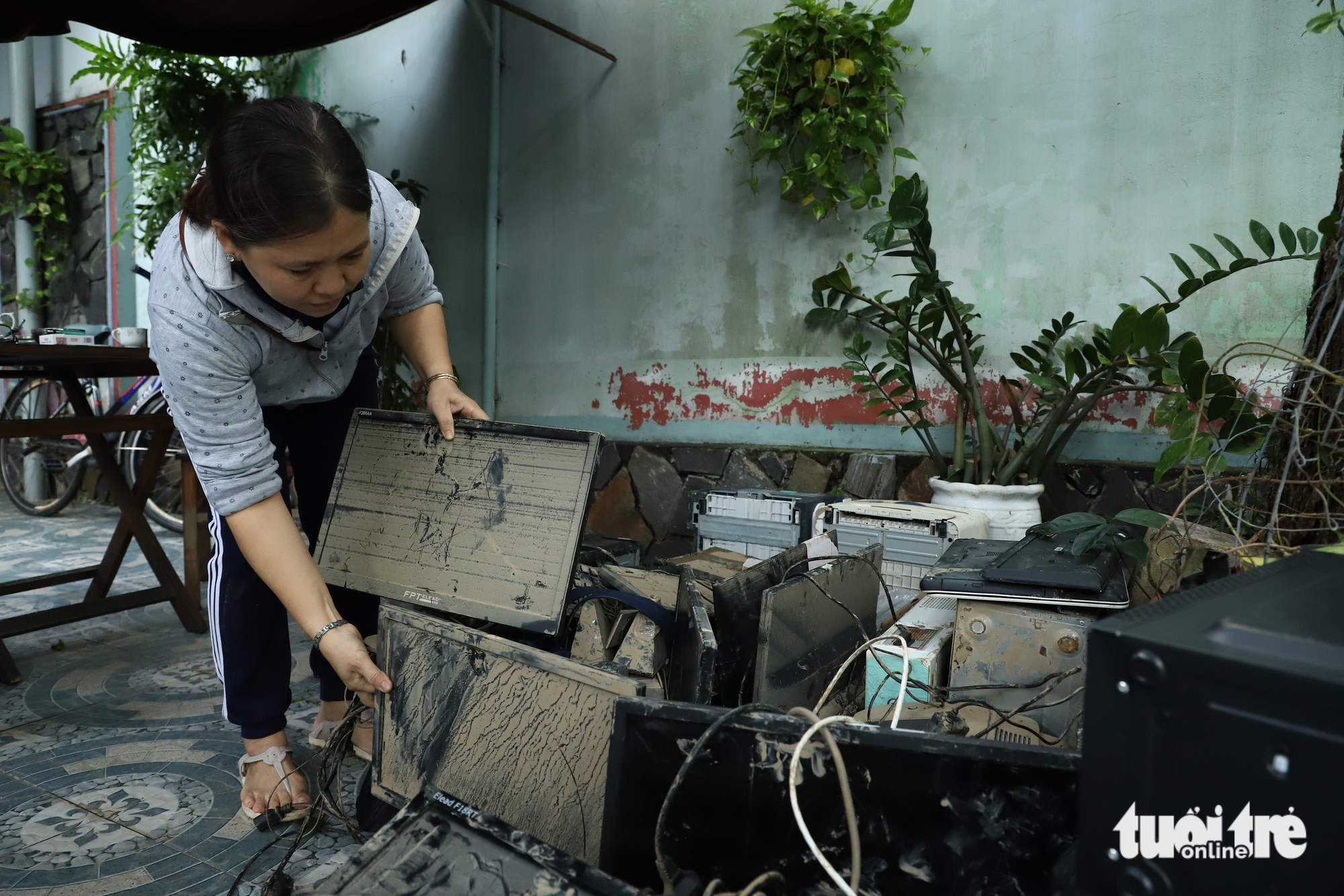 老师们搁置家务，在洪水后涉泥清理学校