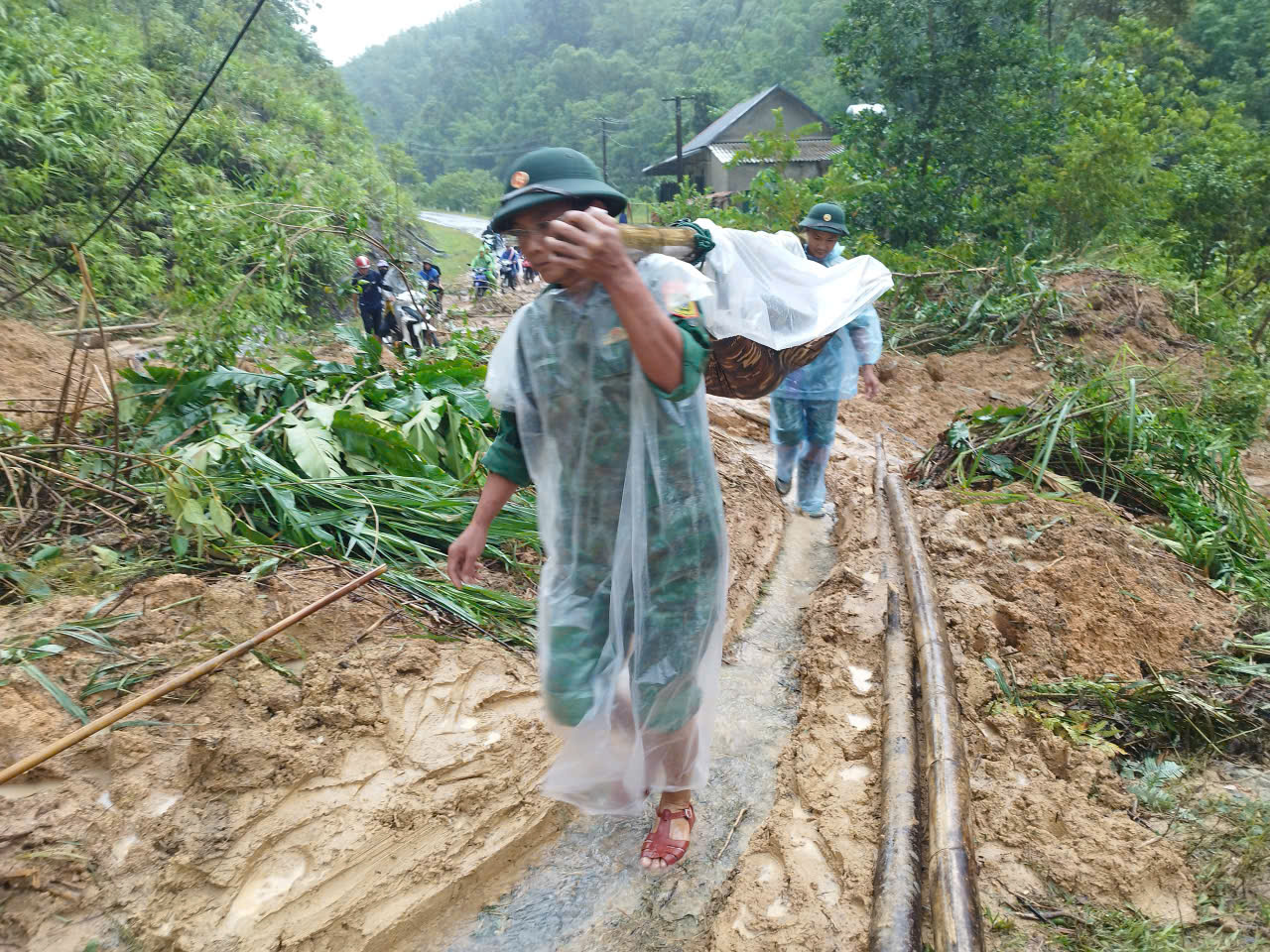 边防部队用担架运送两名伤员到医院