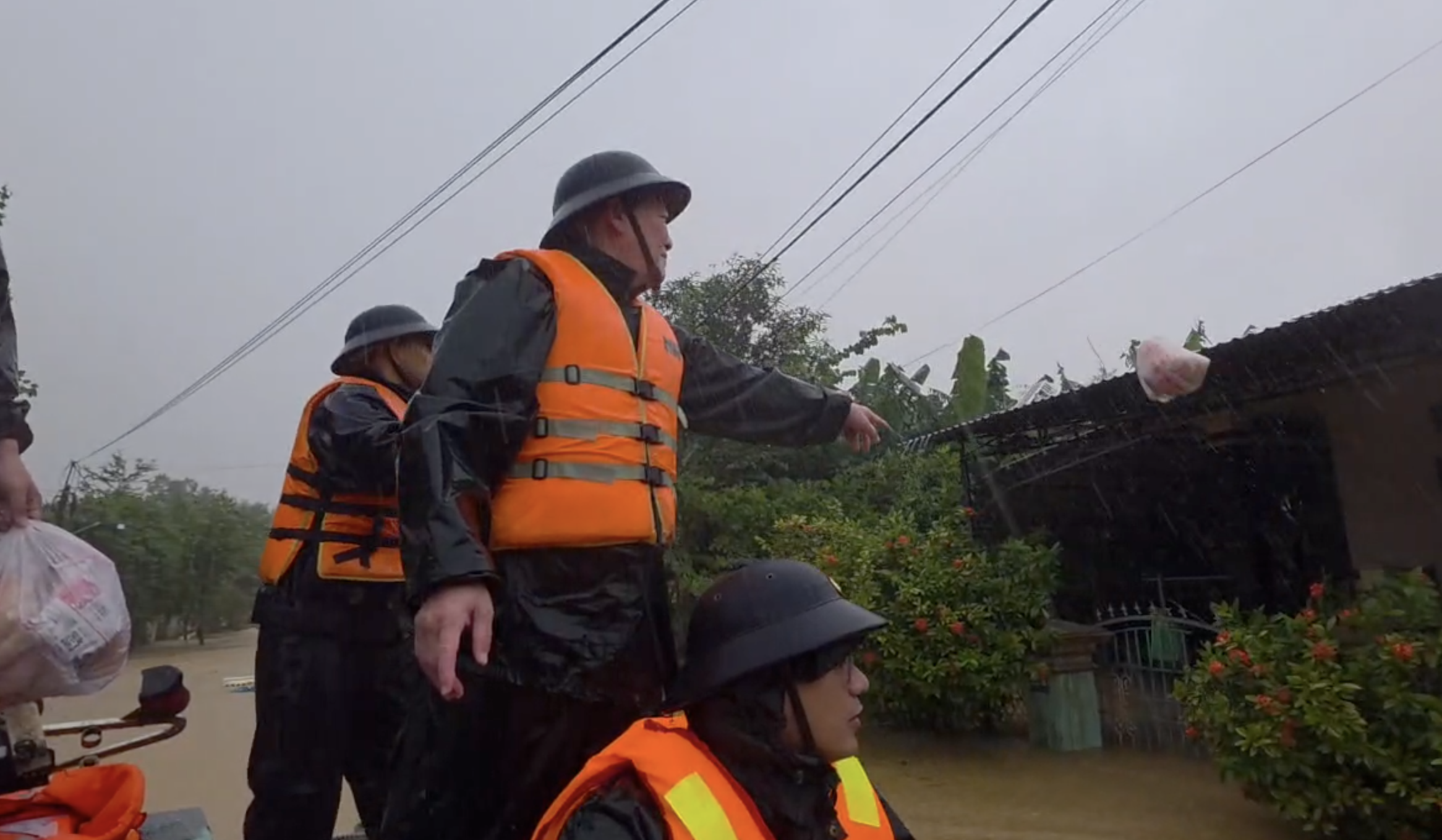 当看到海军部队带着特种船只到达洪水中心时，人们挥手欢呼