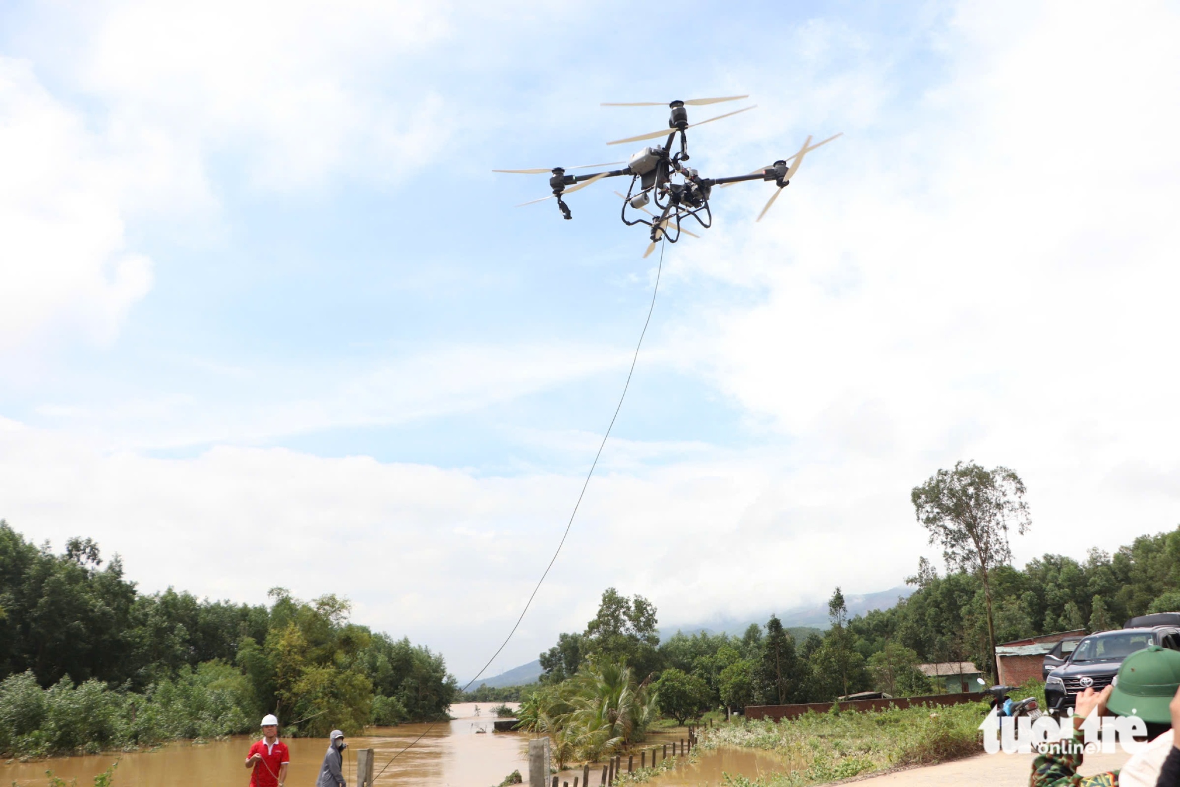 无人机运送救援物资到洪水中心区,令人耳目一新