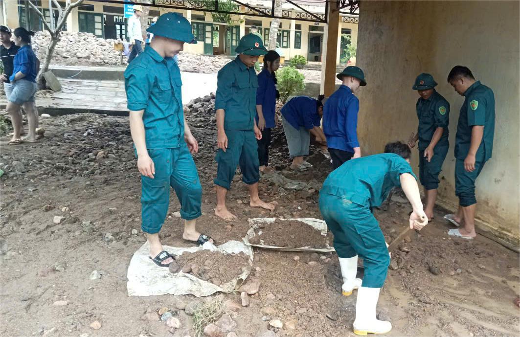 洪水将数百立方米土石冲入清化省边境乡学校
