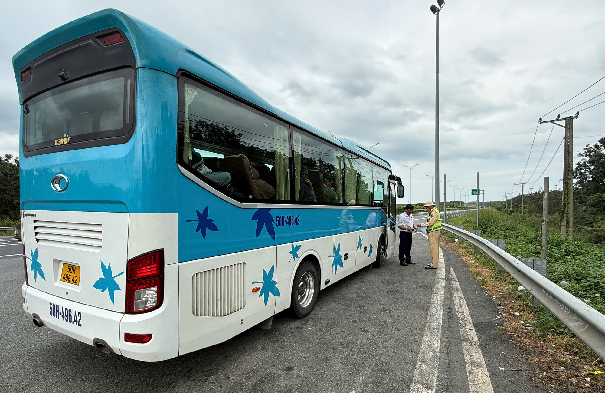 无合同卧铺客车在高速公路上行驶被交警局处理