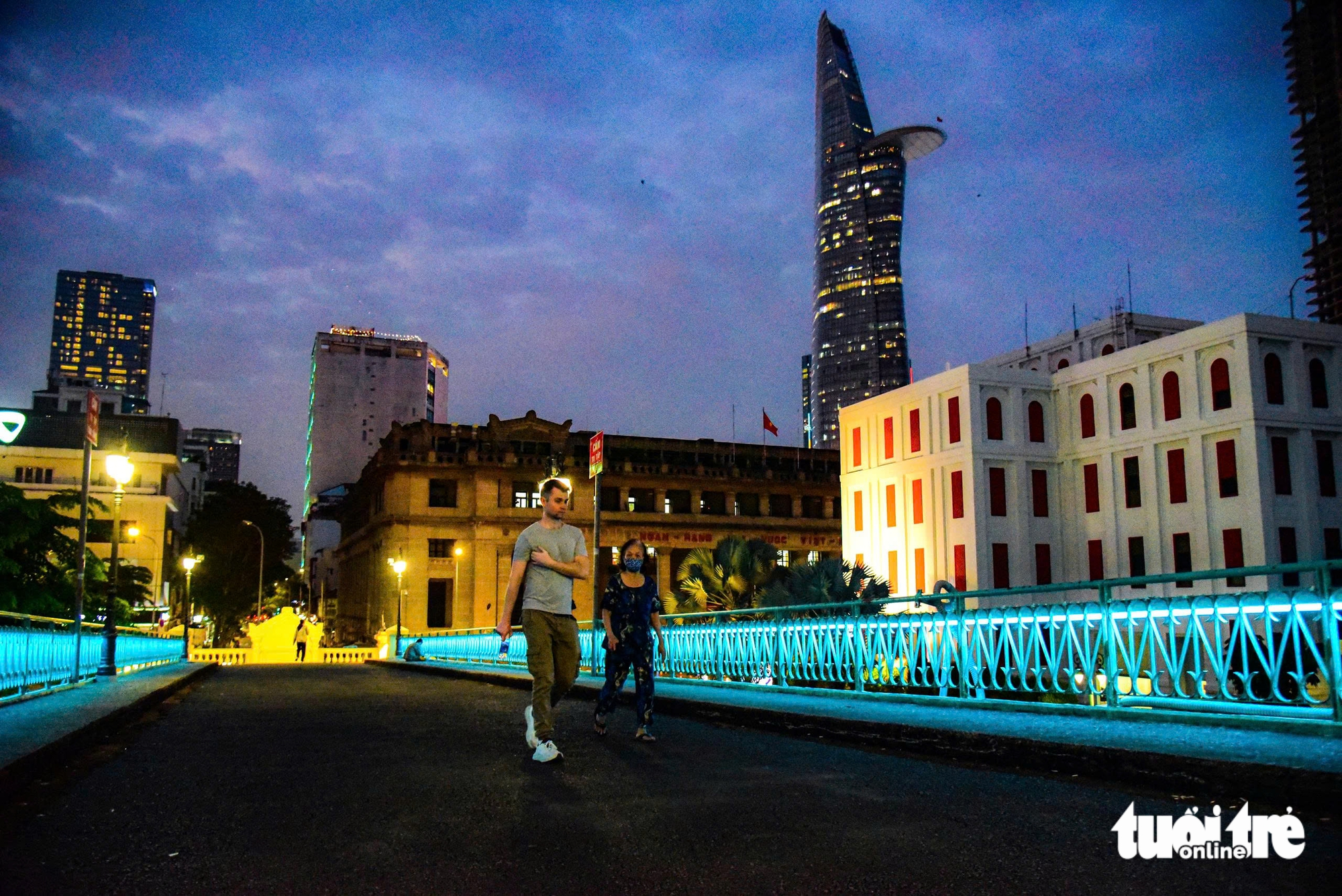 132年历史的Mong桥与博物馆、胡志明市少年宫在夜晚熠熠生辉