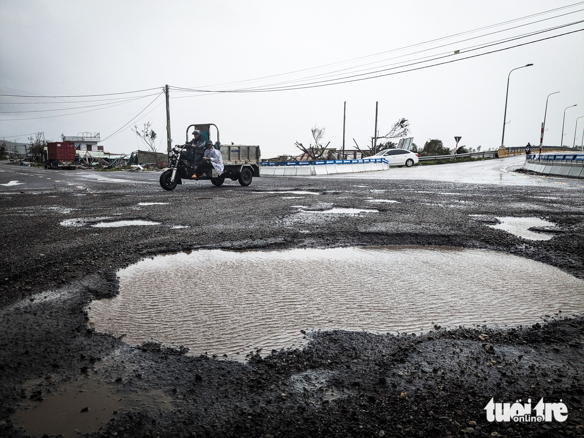 连接平定省和富安省的国道在洪水后布满坑洼和深坑