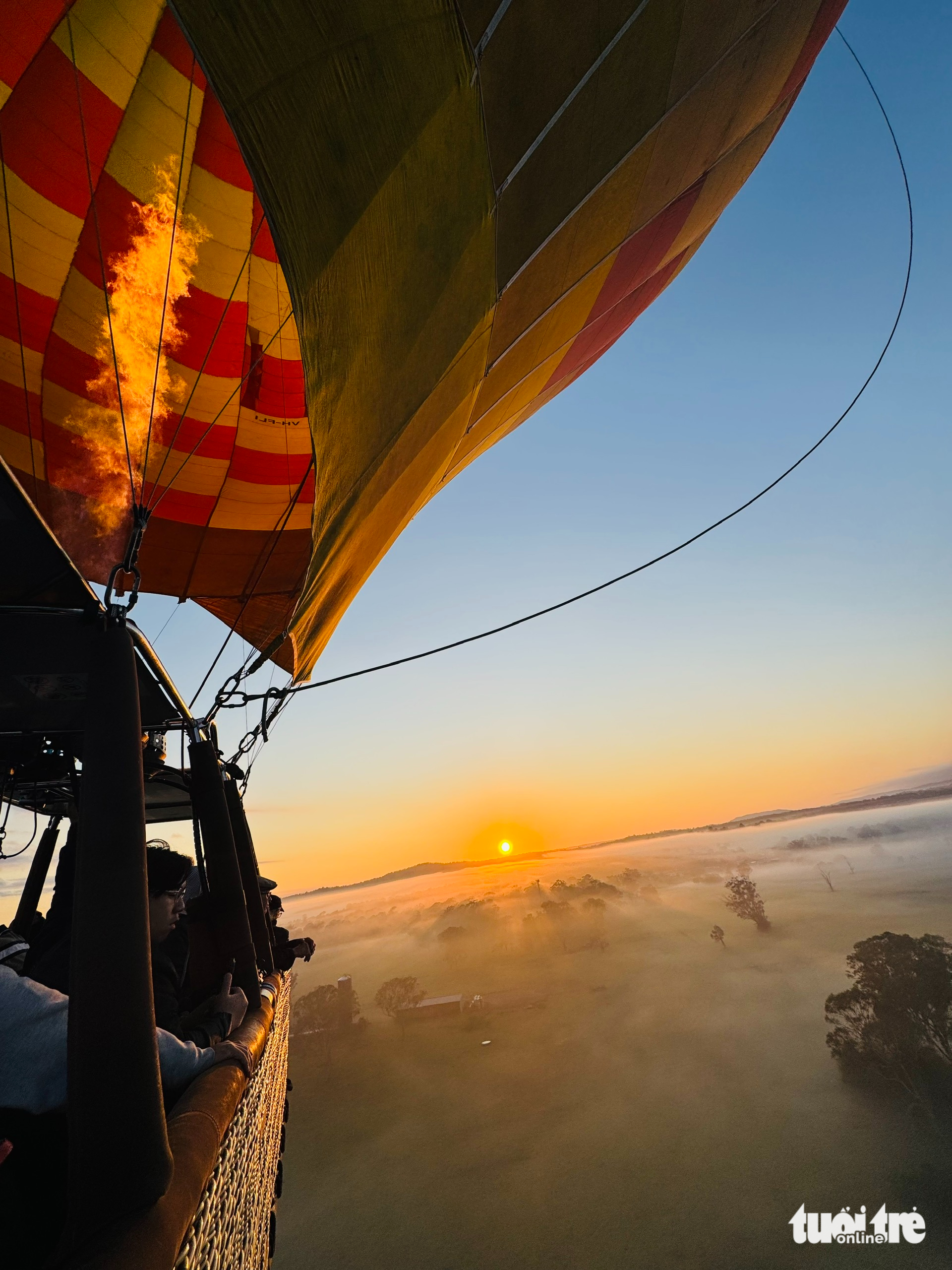 在黄金海岸热气球上欣赏澳大利亚的日出