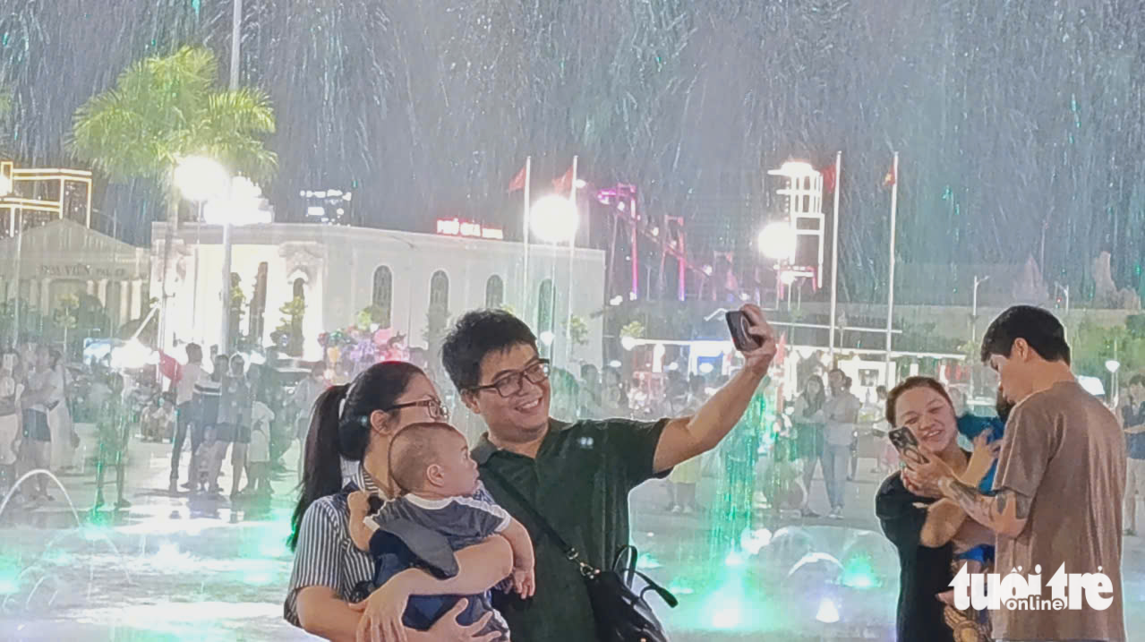 岘港29-3广场音乐喷泉在9月2日假期期间游客络绎不绝