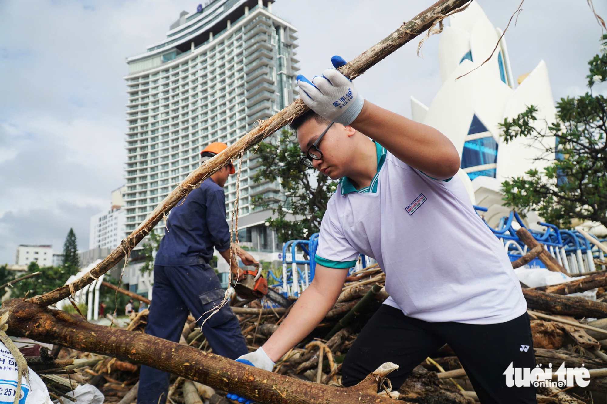 洪水过后，数千人在芽庄海滩清理垃圾