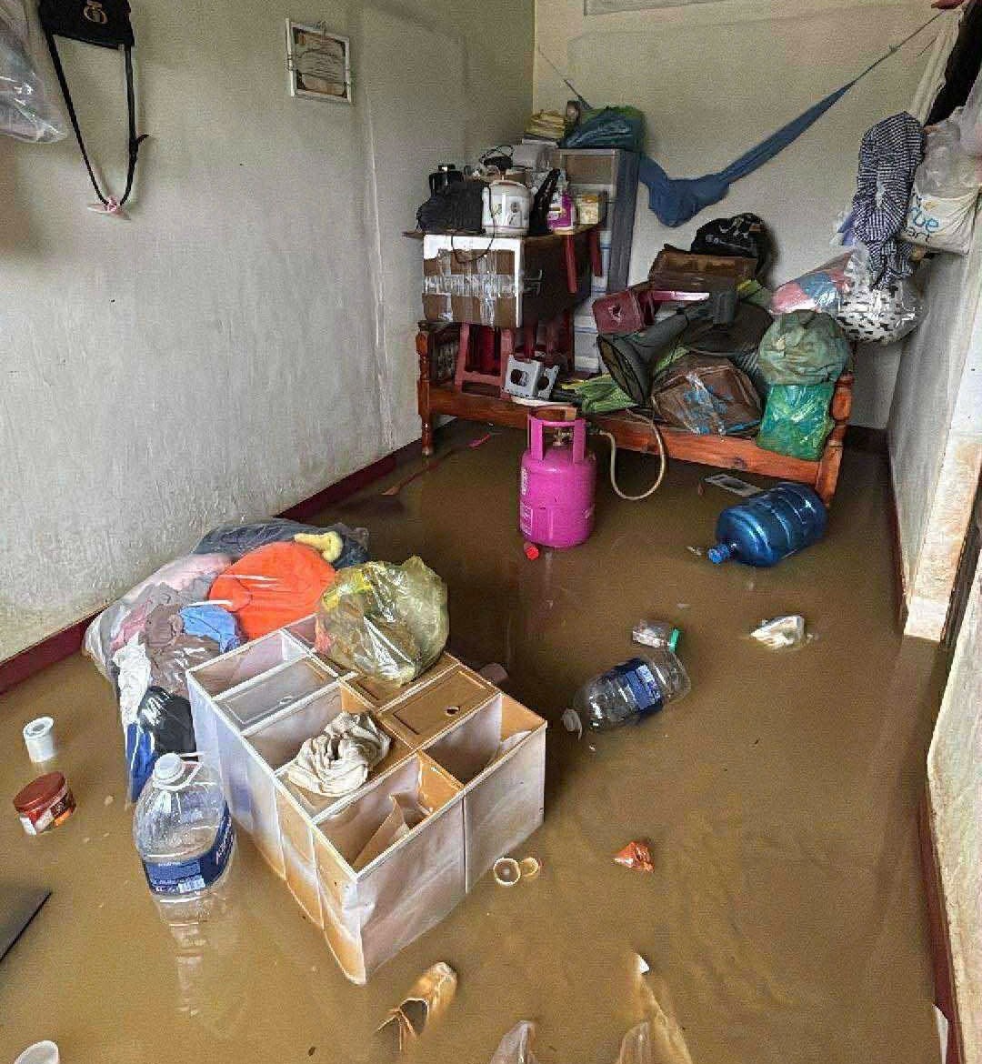 面对一片狼藉的出租屋，学生书籍淹没在洪水中，令人心酸