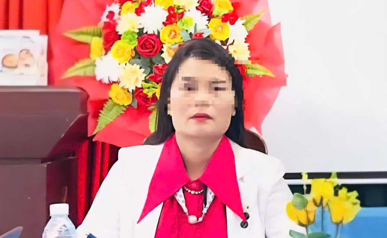 与40名学生中毒事件相关的女副校长曾侵占他人手机