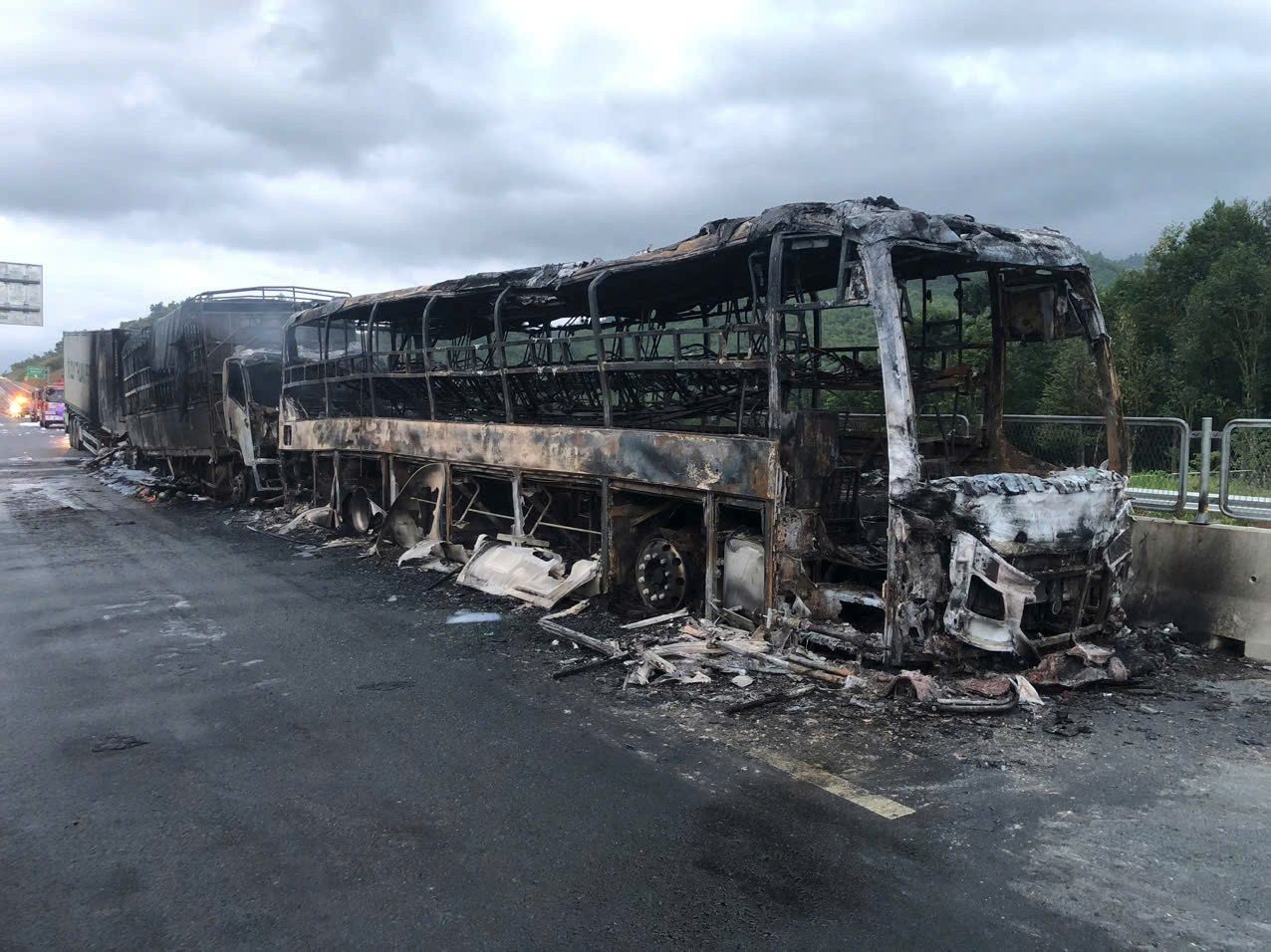 云峰-芽庄高速连环事故，三辆车起火