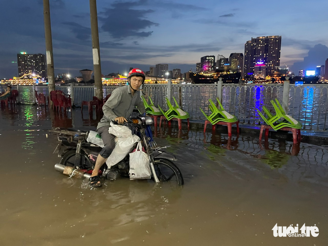 西贡河沿岸沉降，民宅地基开裂，护岸沉入河中，多人被迫搬迁