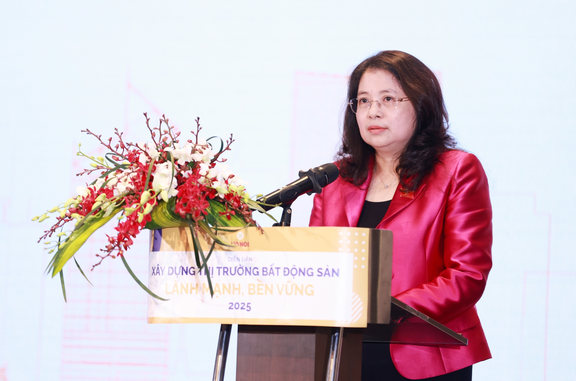 房价过高，职能部门需给民众一个答复