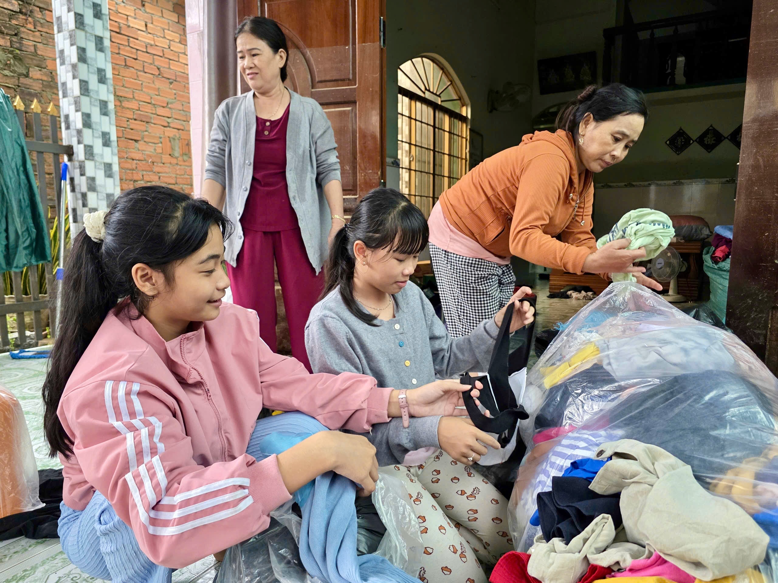 和盛乡在洪水后重新振作，民兵携手清理房屋和学校