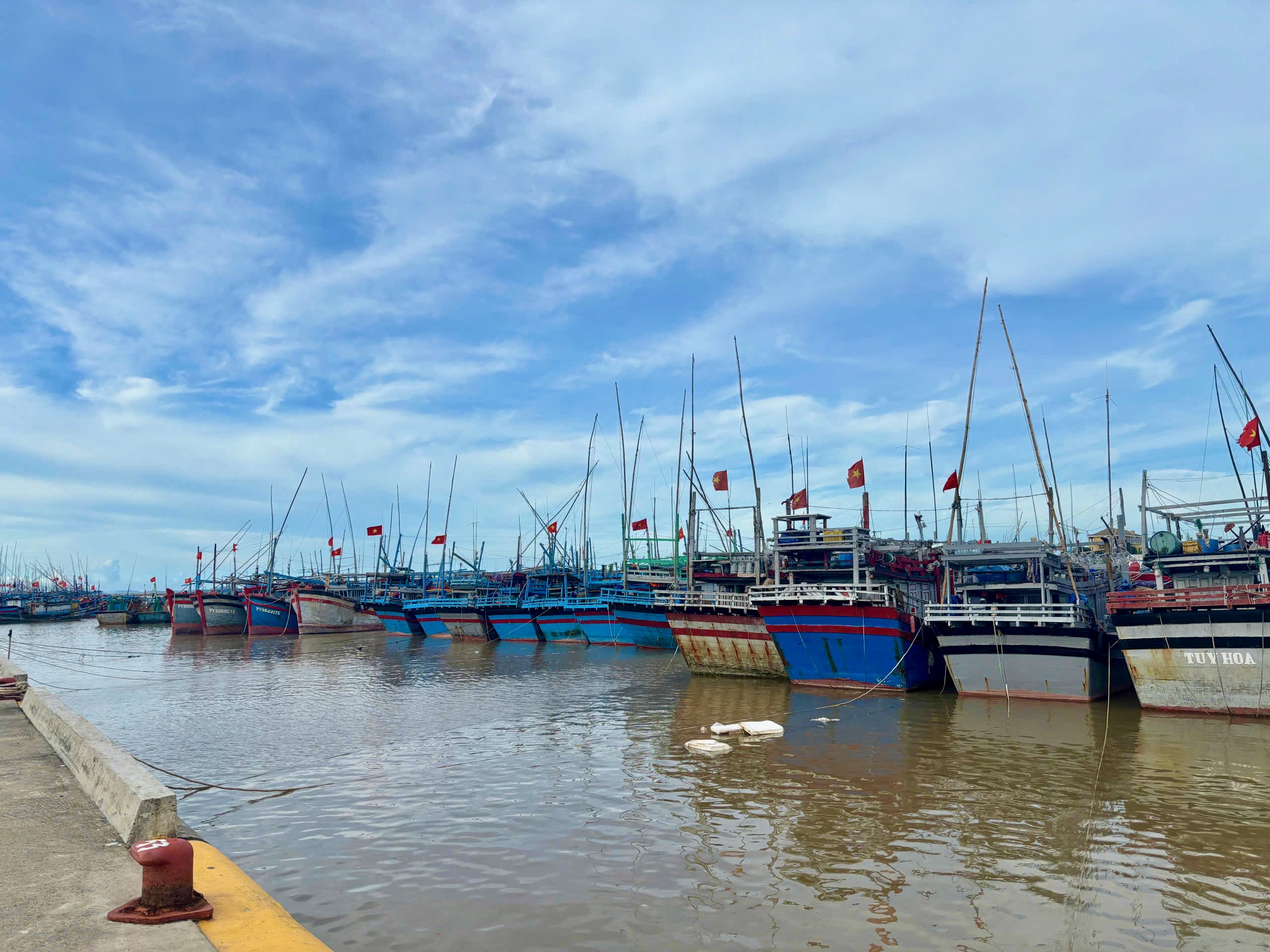 得乐省呼吁船只避风，将网箱上人员带上岸