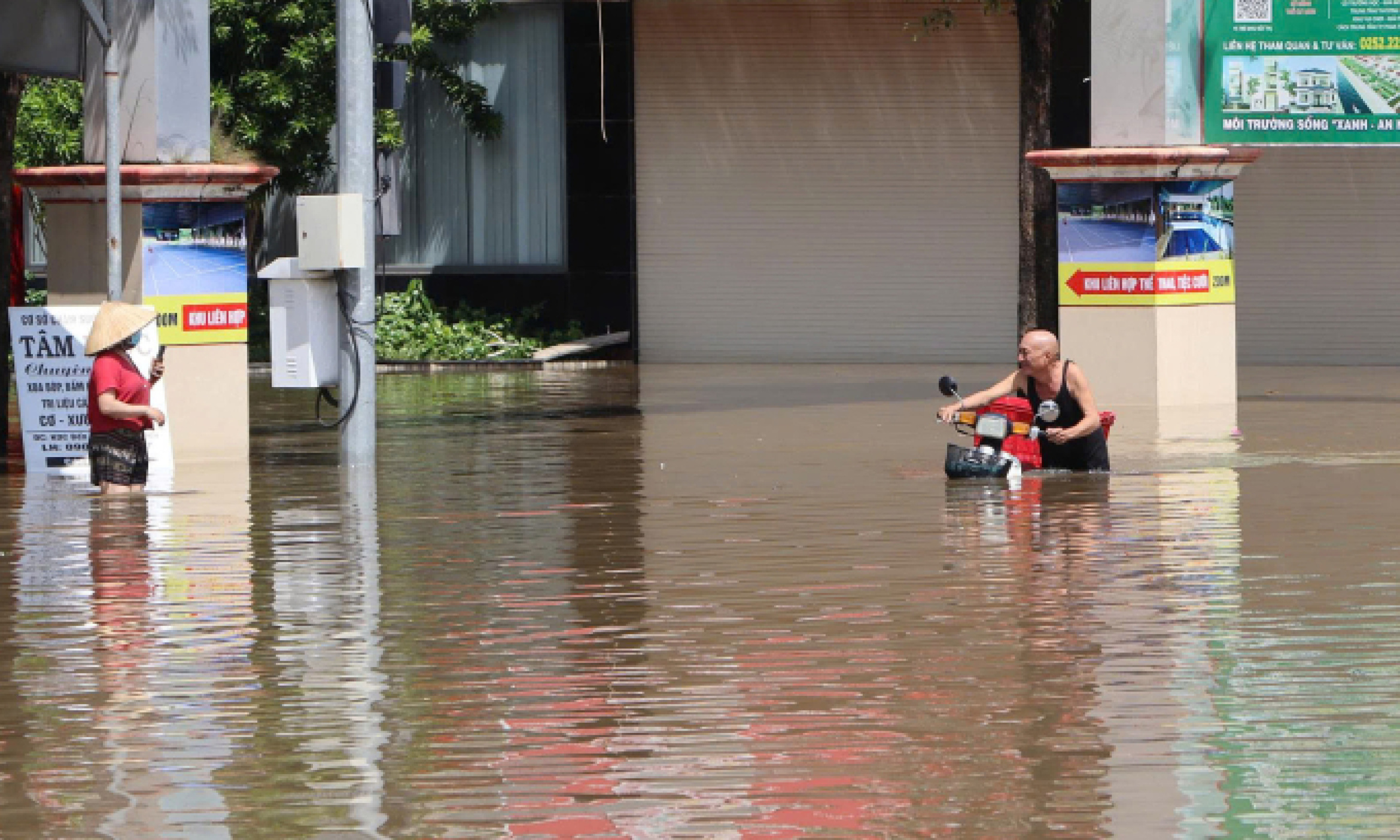 1号国道经过潘切路段积水近一米,交通瘫痪