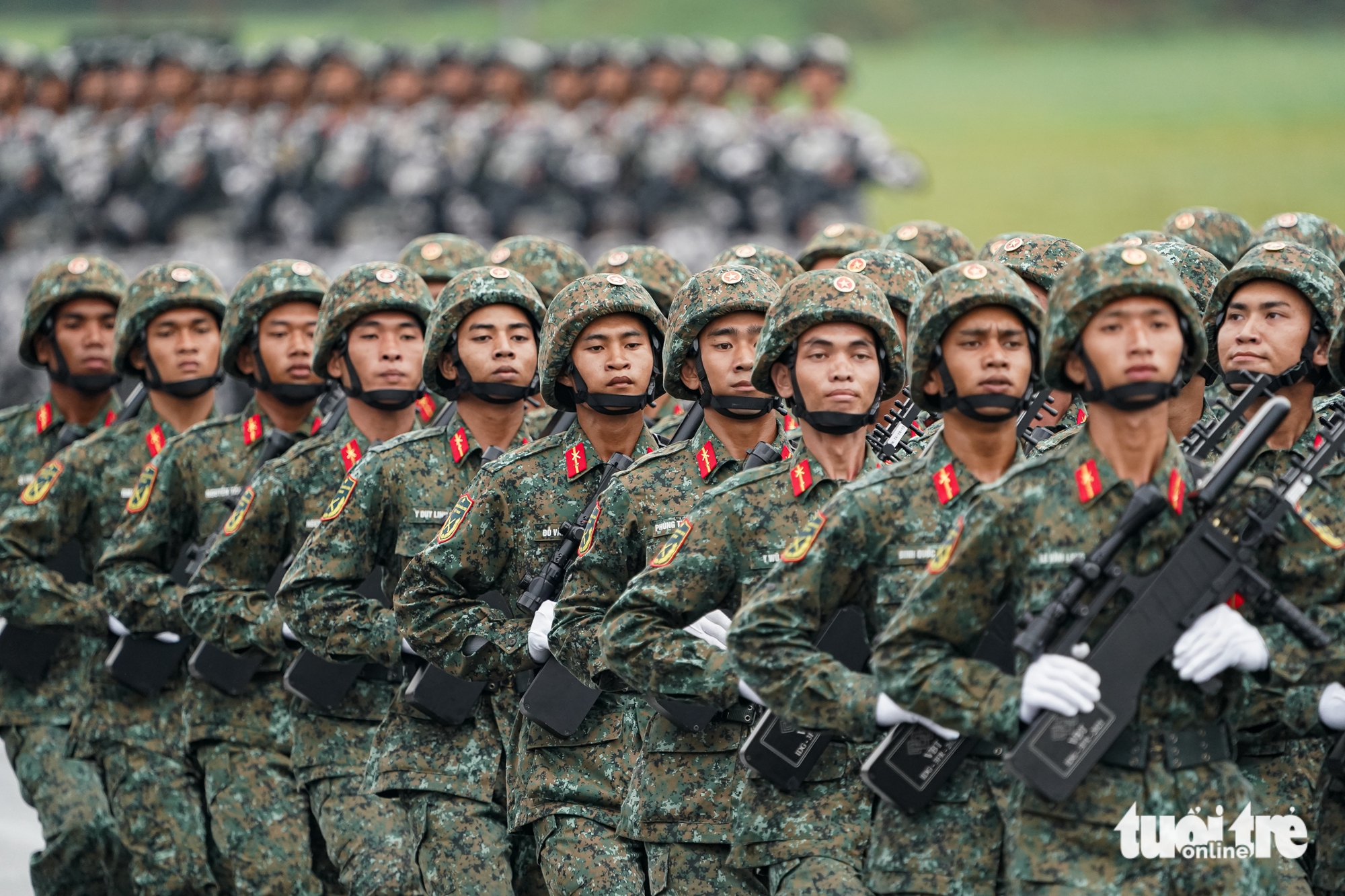 16,000名官兵在雨中参加阅兵总排练