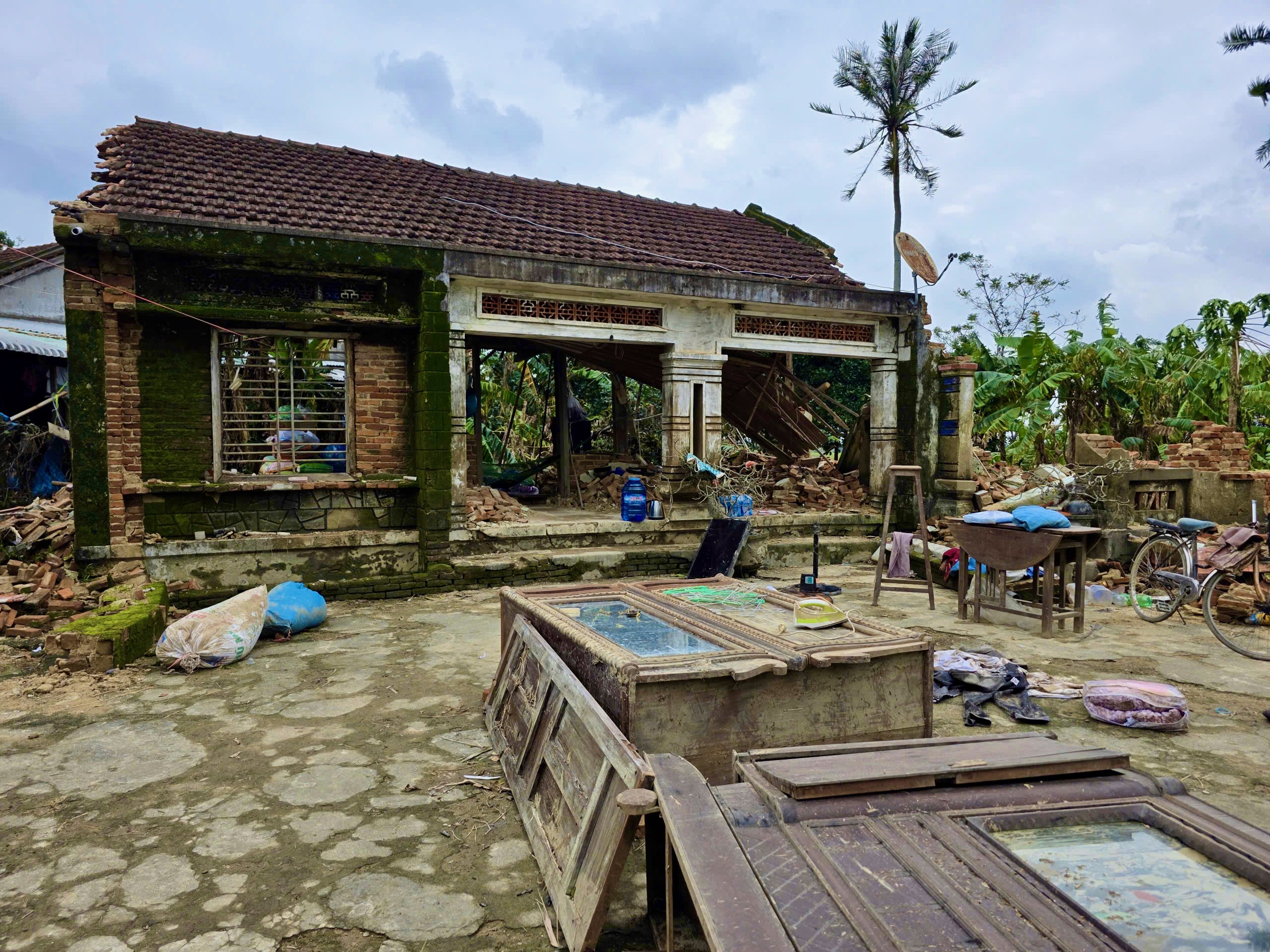 和盛乡洪水灾民新屋倒塌 正忙着修复 又担心台风来临