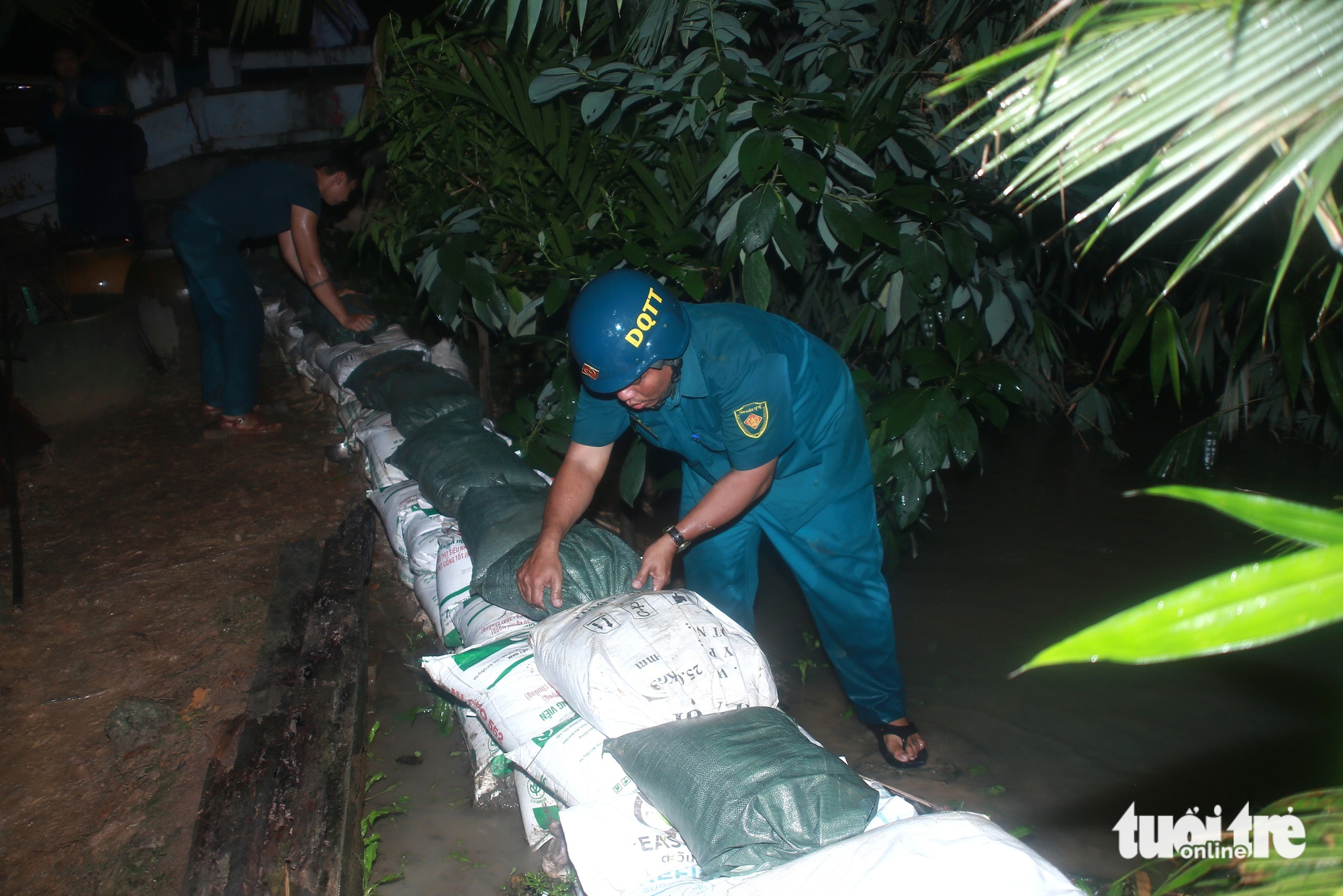 东盛乡紧急加固巴洪渠堤防以应对高潮