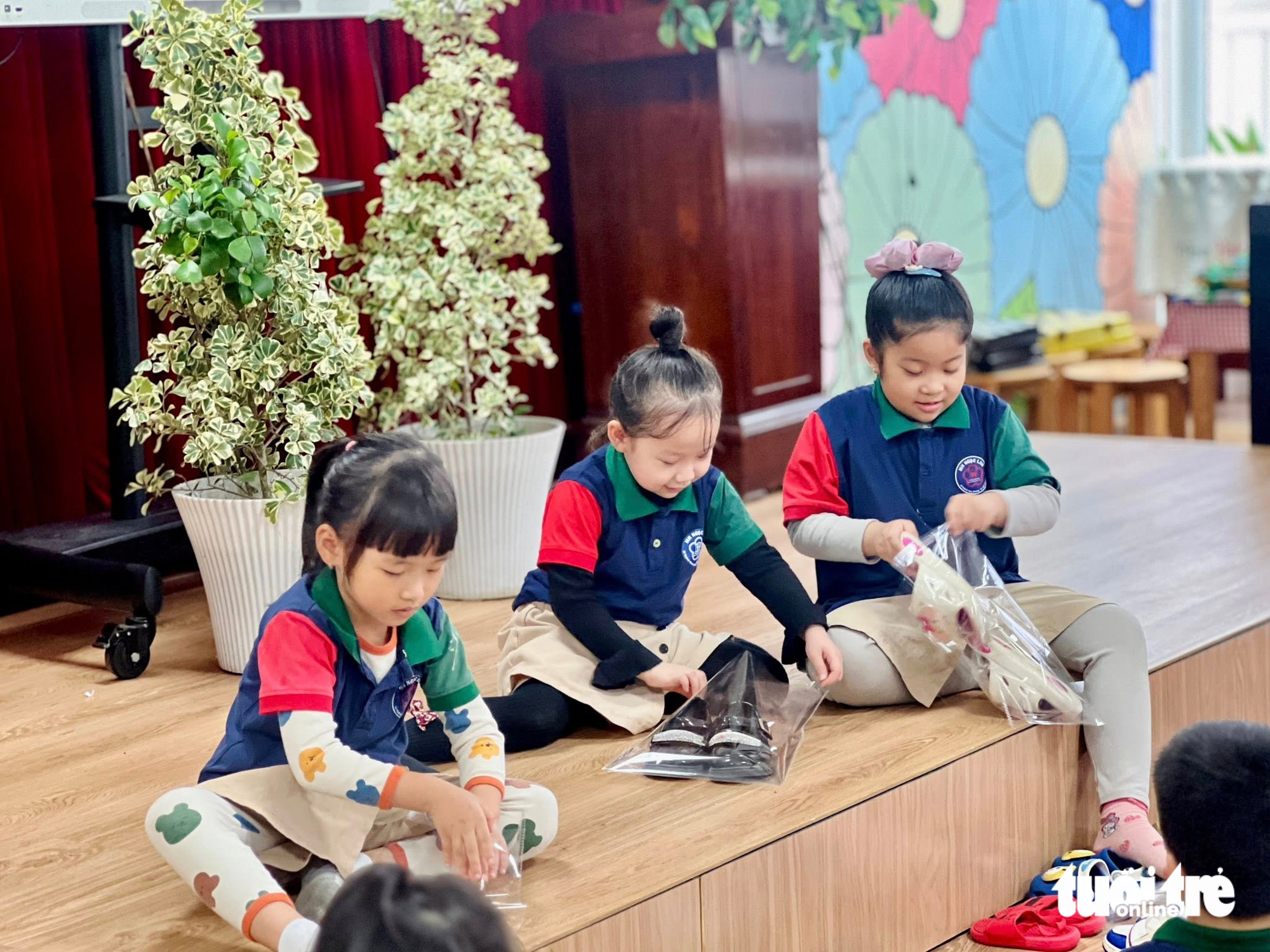 心疼幼儿园孩子们打包每双'还能穿'的鞋子送给洪水区的朋友