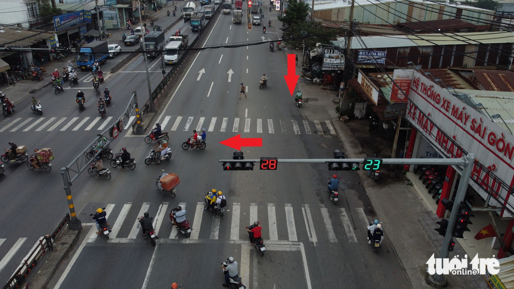 胡志明市摩托车排队逆行，多条道路成为违规者的专用车道