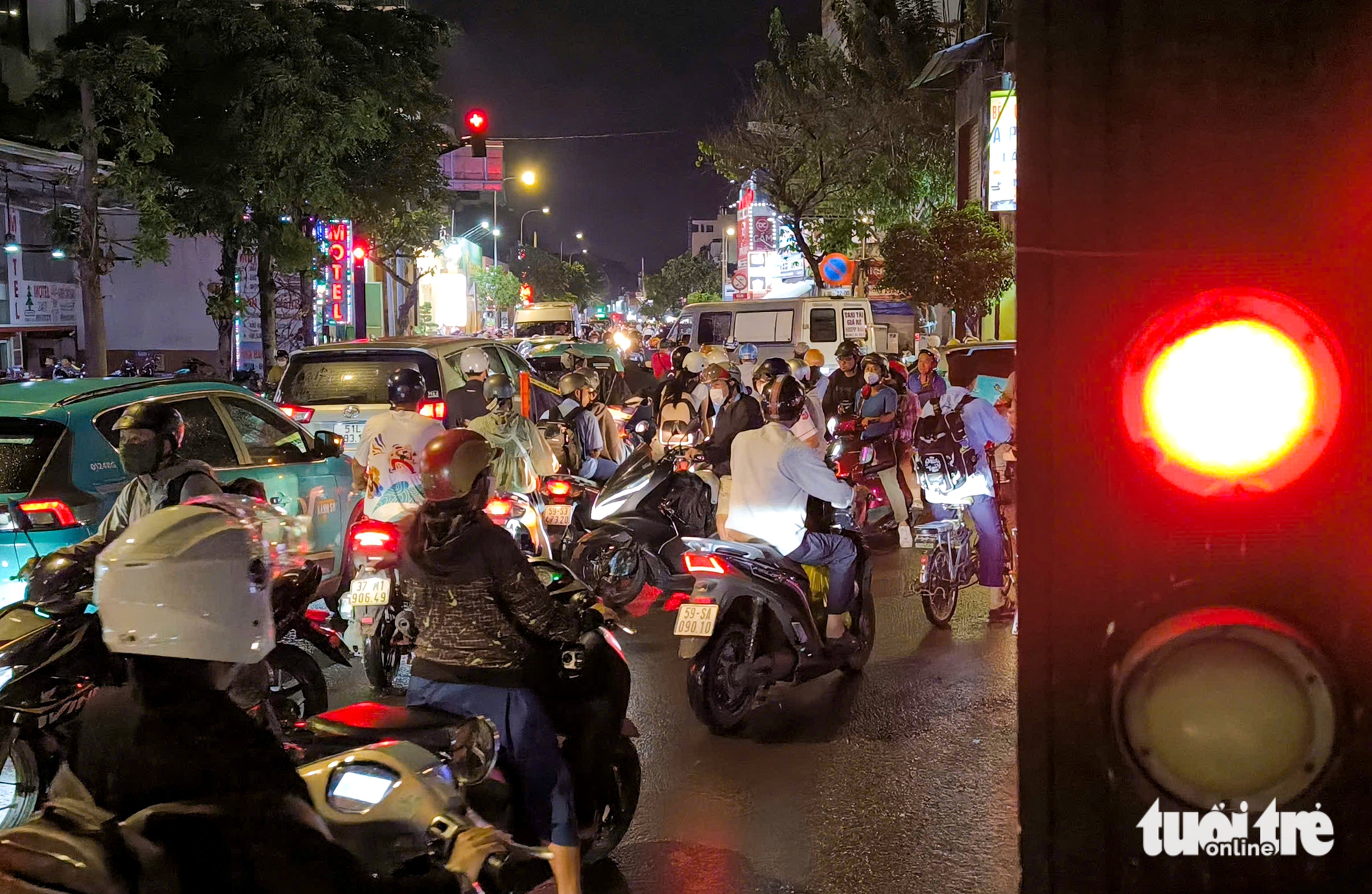 闯红灯在Nơ Trang Long路上'僵持'30分钟会被罚款吗？