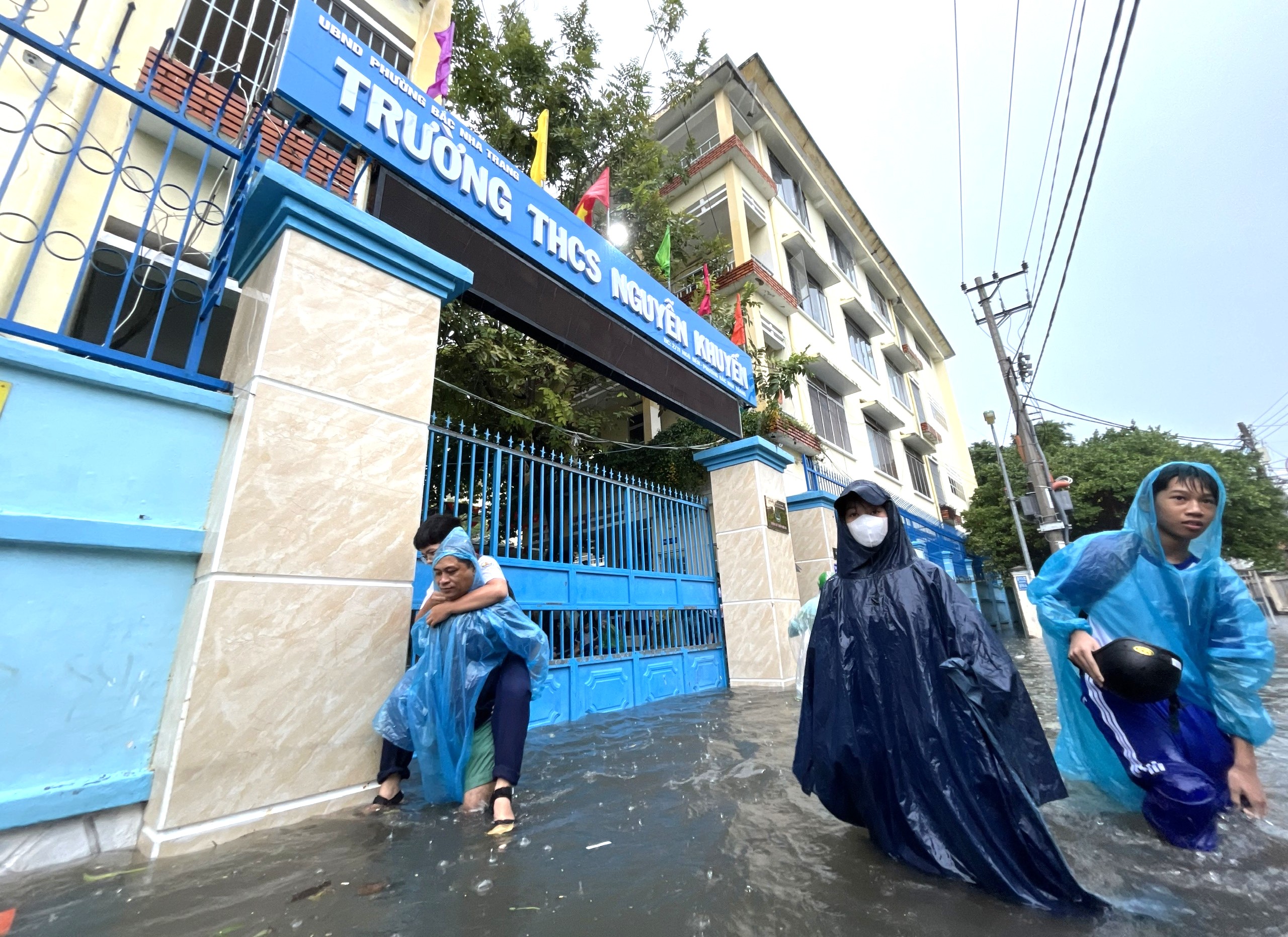 大雨，洪水涌入芽庄北部的民居