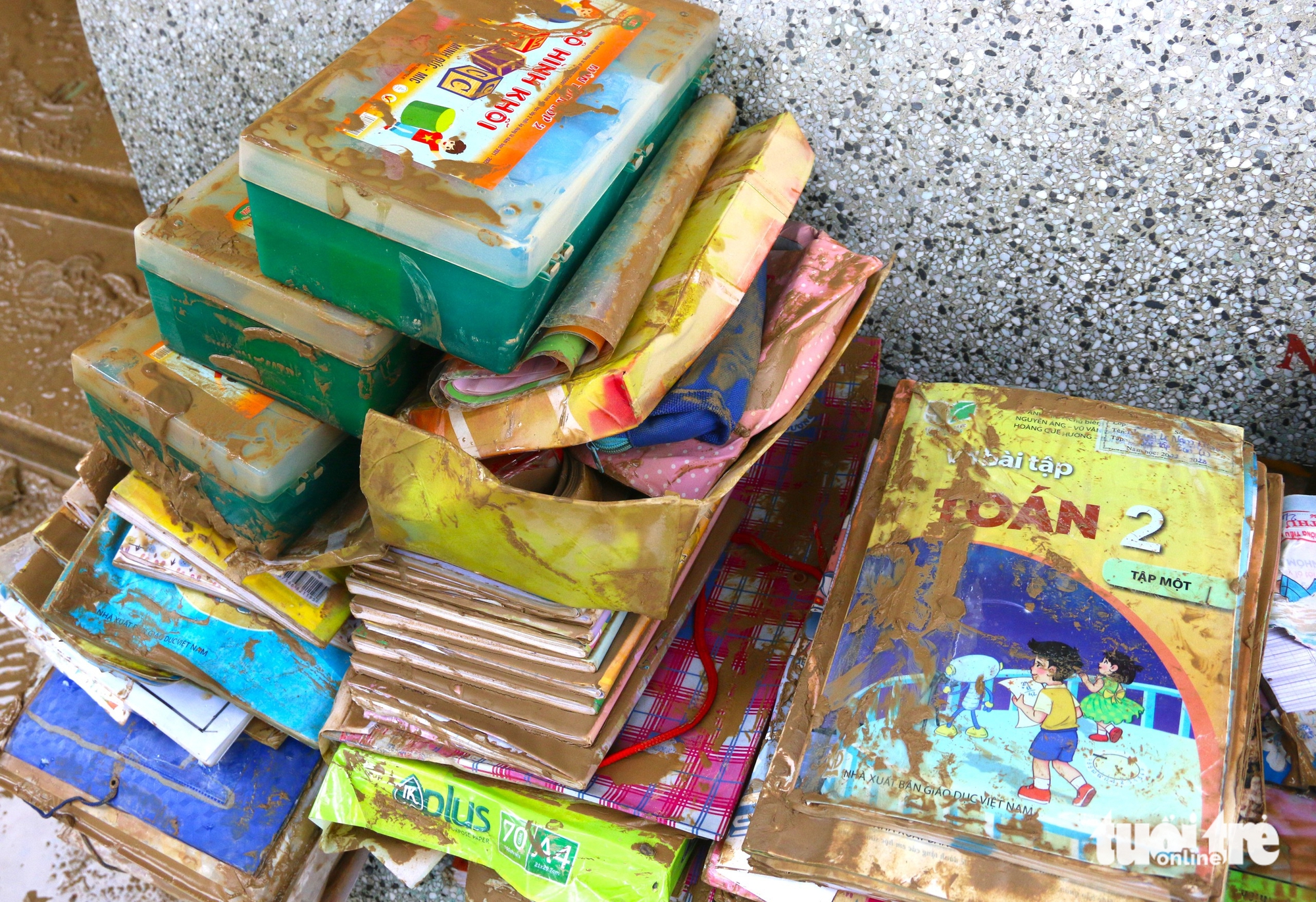 庆和省的学校在历史性洪水后一片狼藉，部队共同参与清理