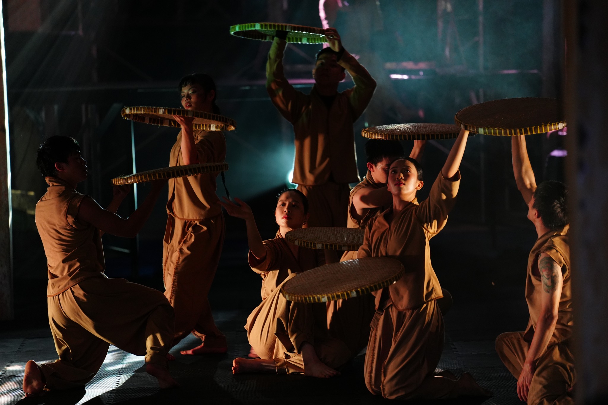 游客涌向1927年古老茶厂观看实景表演