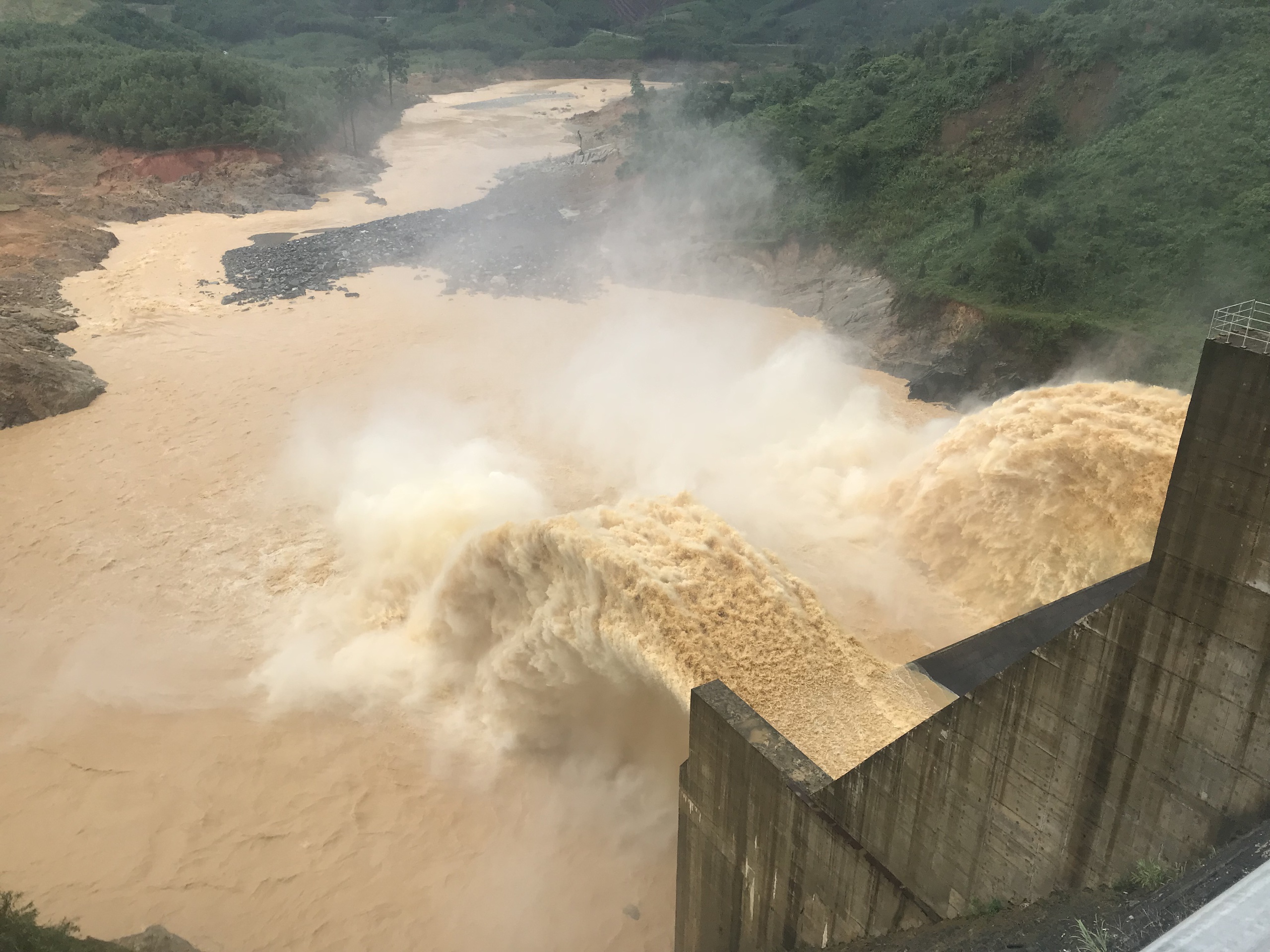 岘港水电防洪库容仅2.64亿立方米过小，来水量约10亿立方米