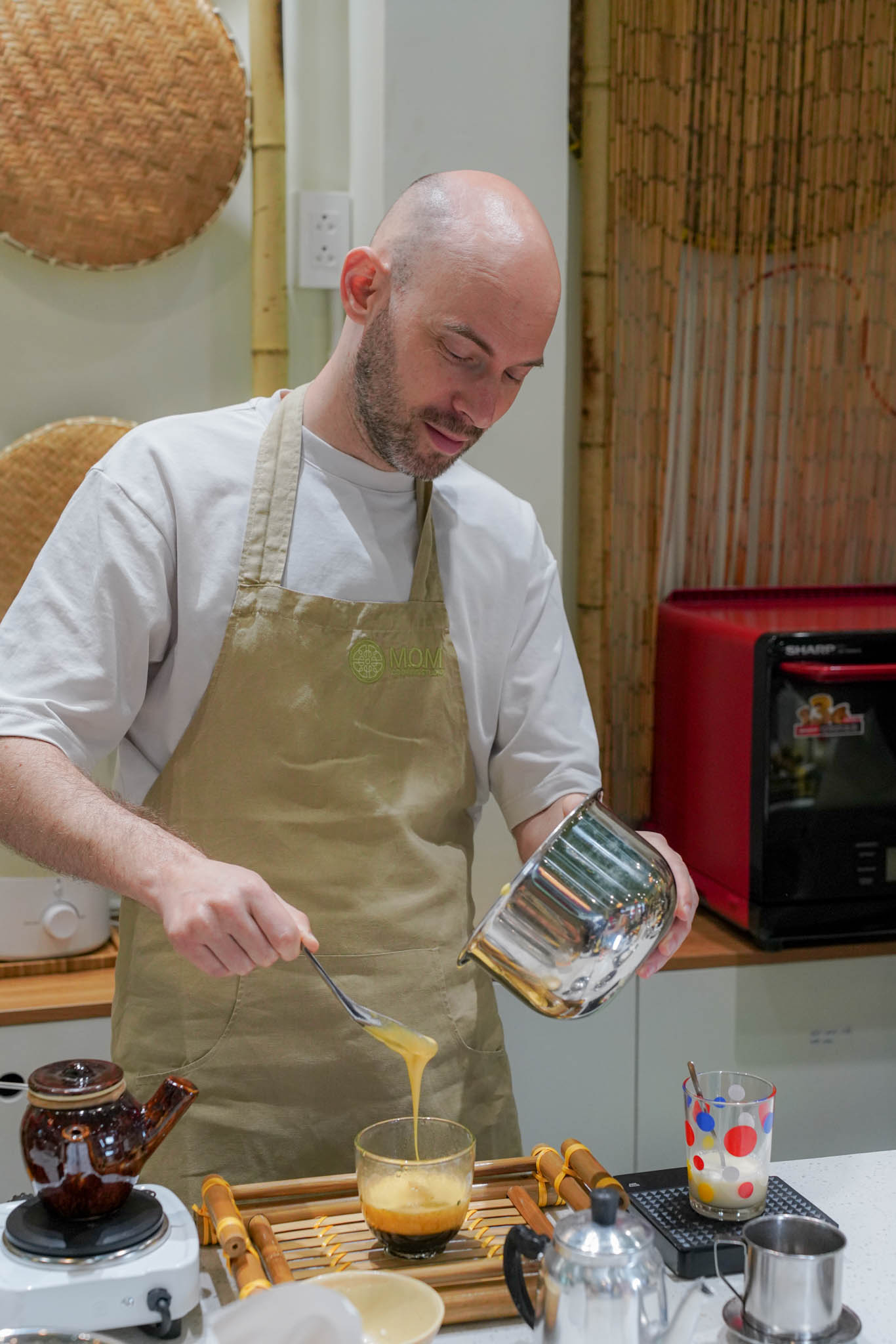 西方游客蜂拥至胡志明市学习制作鸡蛋咖啡