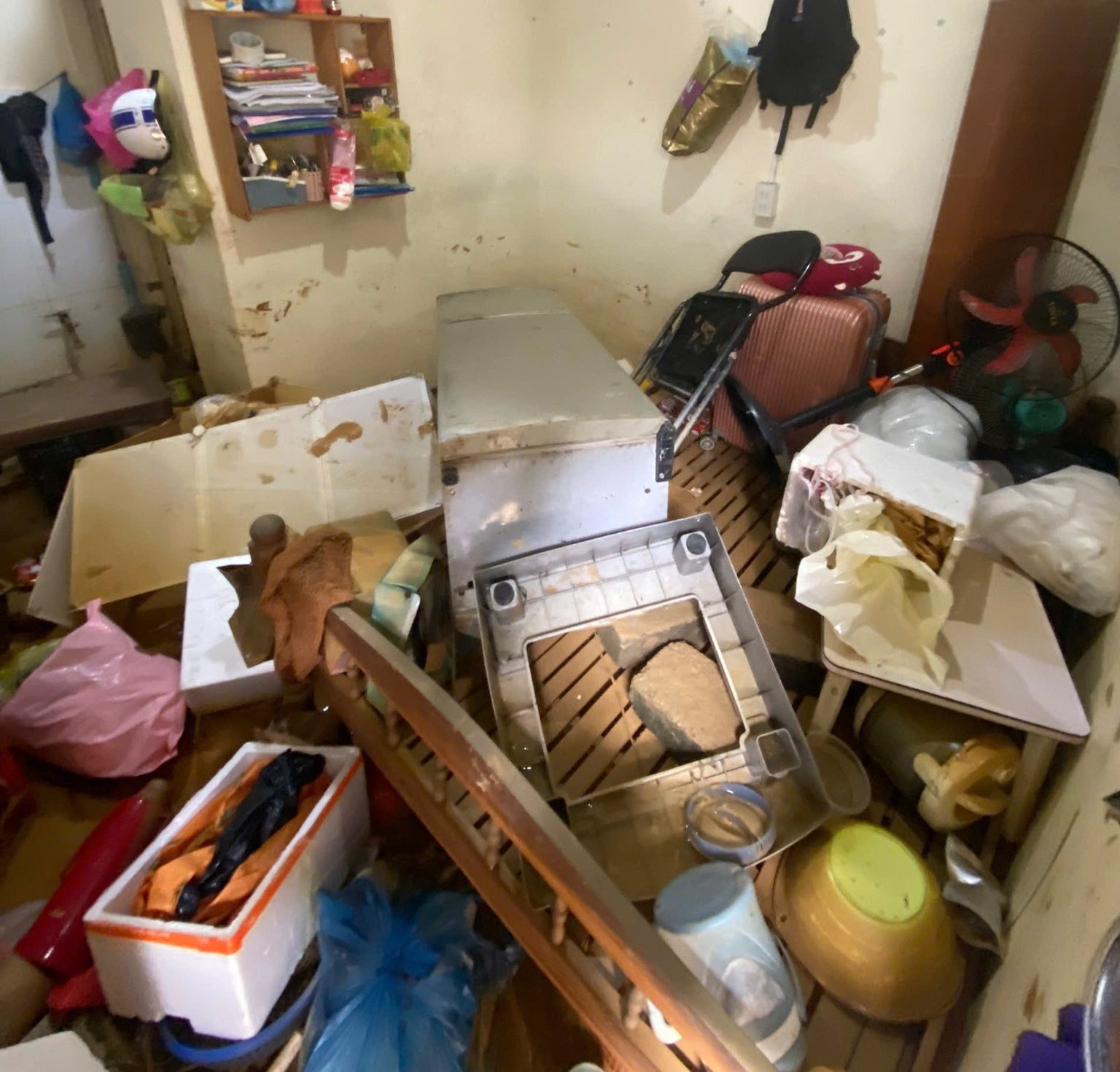 面对一片狼藉的出租屋，学生书籍淹没在洪水中，令人心酸