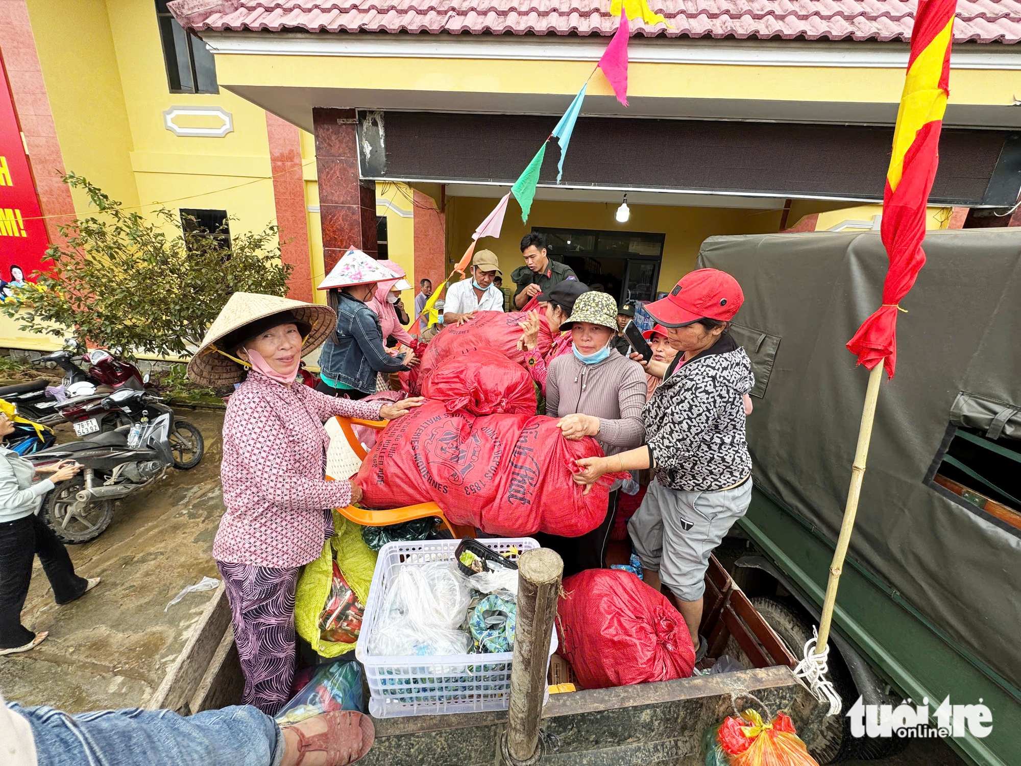 天先生和10名妇女在Hòa Thịnh洪水中心区的拖拉机补给队