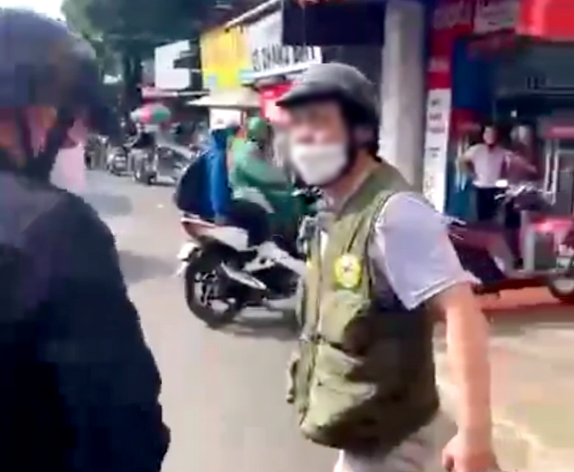 又一名男子冲上去打人并问：'你知道我是谁吗？'