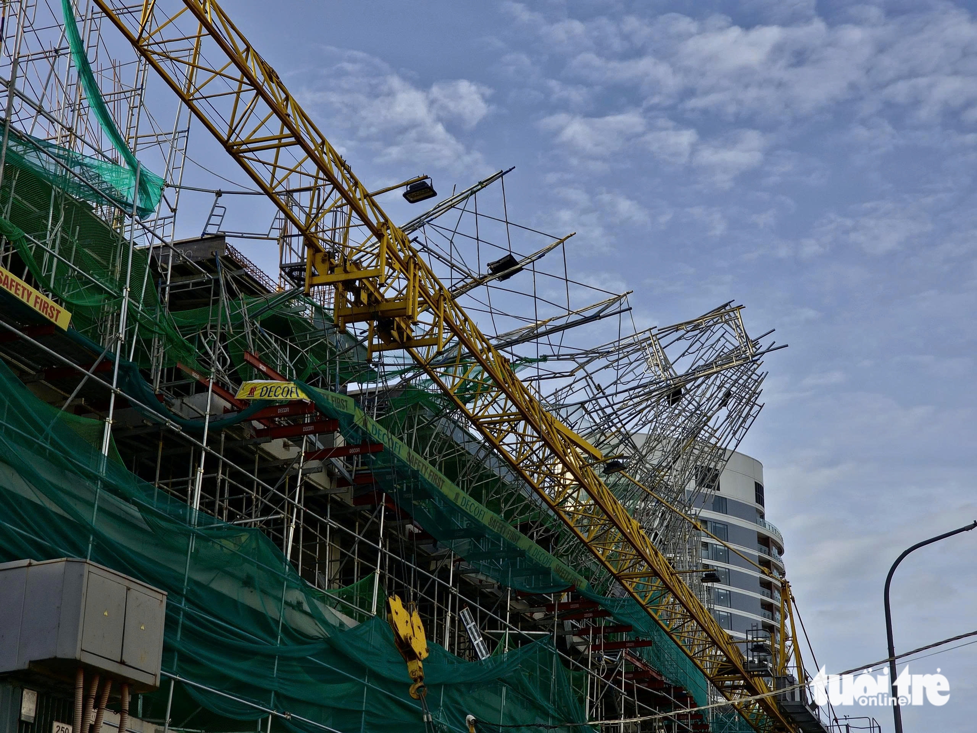卡马尔吉台风过后，归仁许多地方一片狼藉，树木和电线杆横七竖八