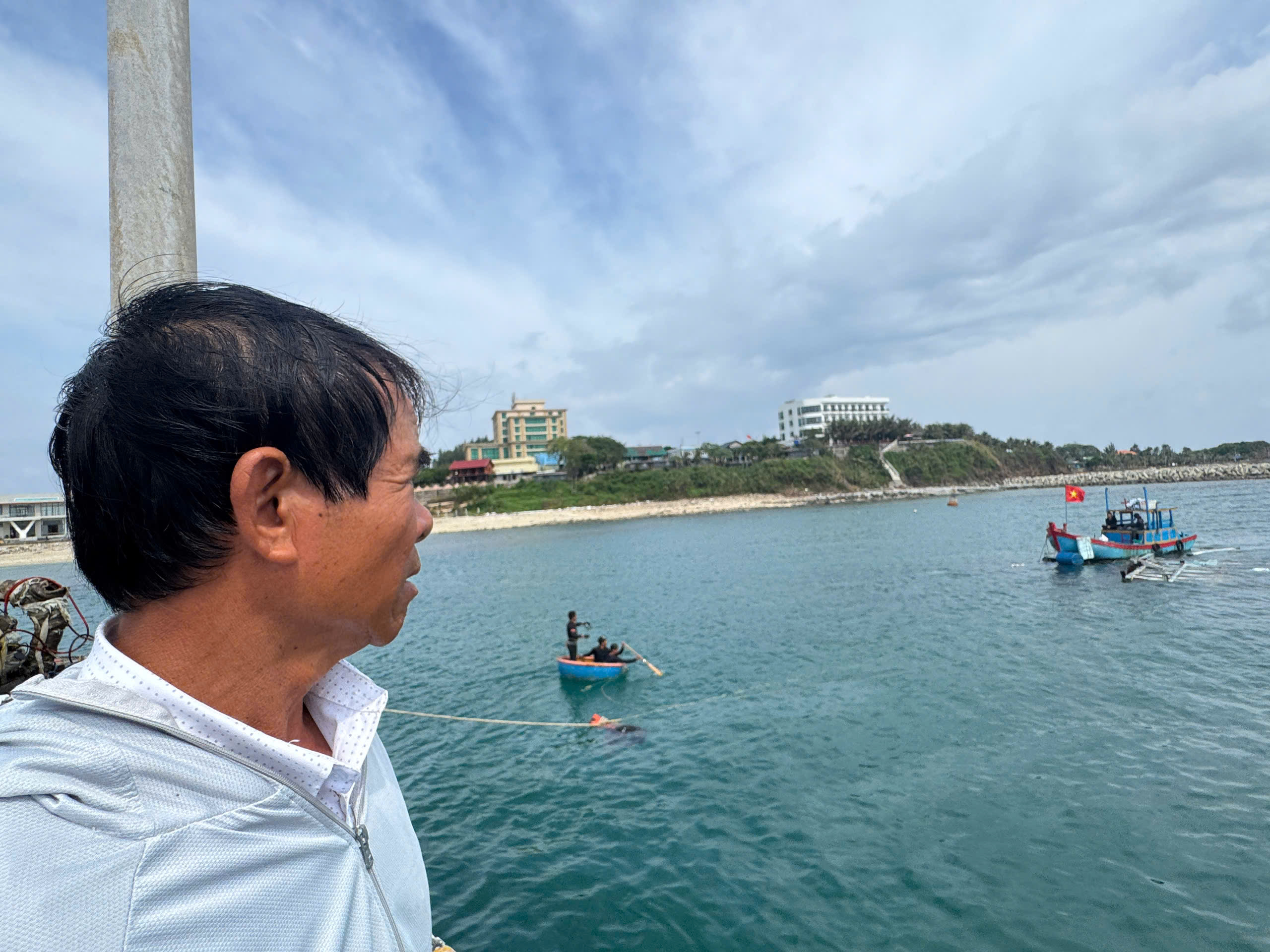 救援船船长‘撞船入港’以救10人的决定