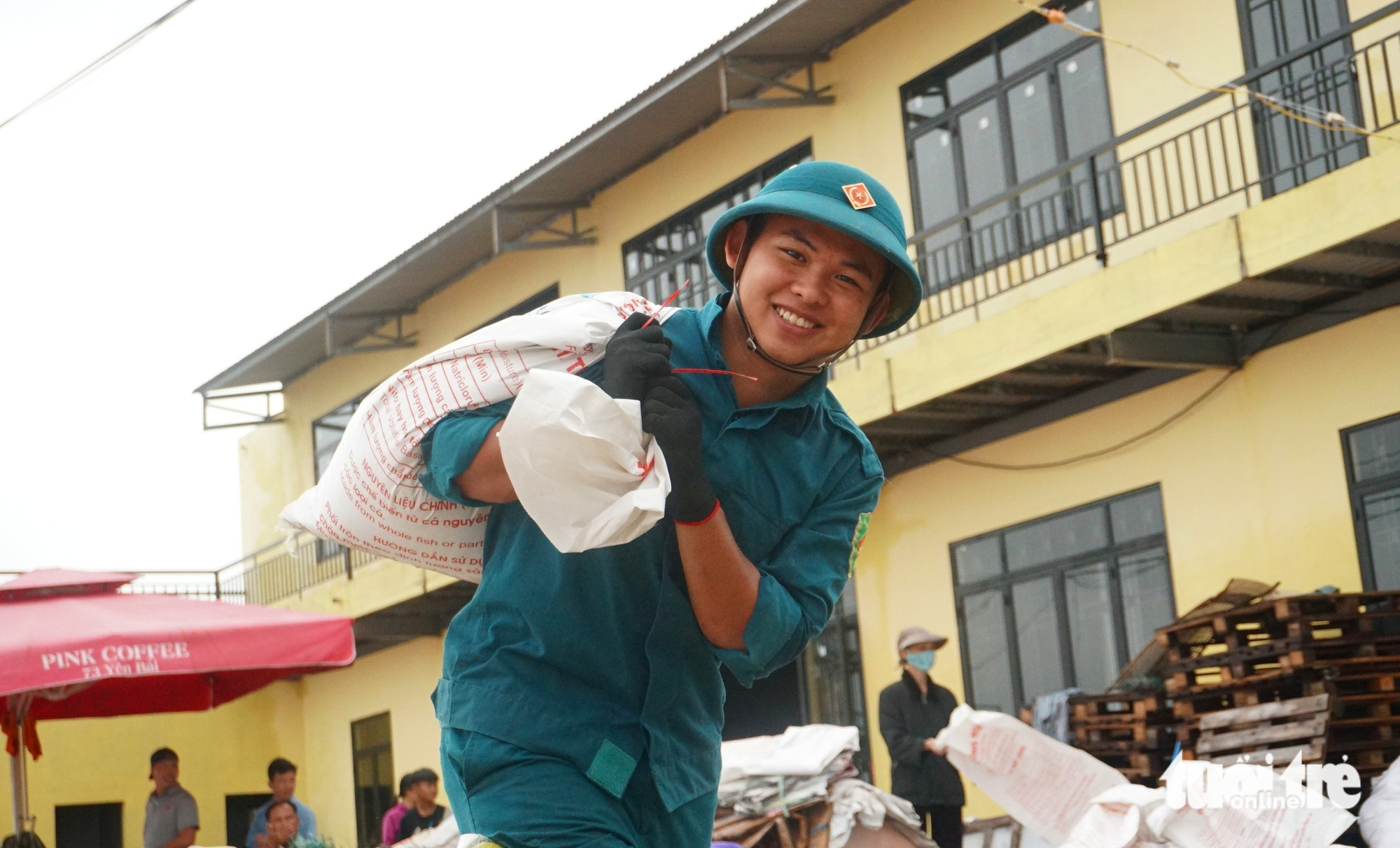 在岘港海口连续五天五夜保卫每一寸土地，抵御凶猛海浪