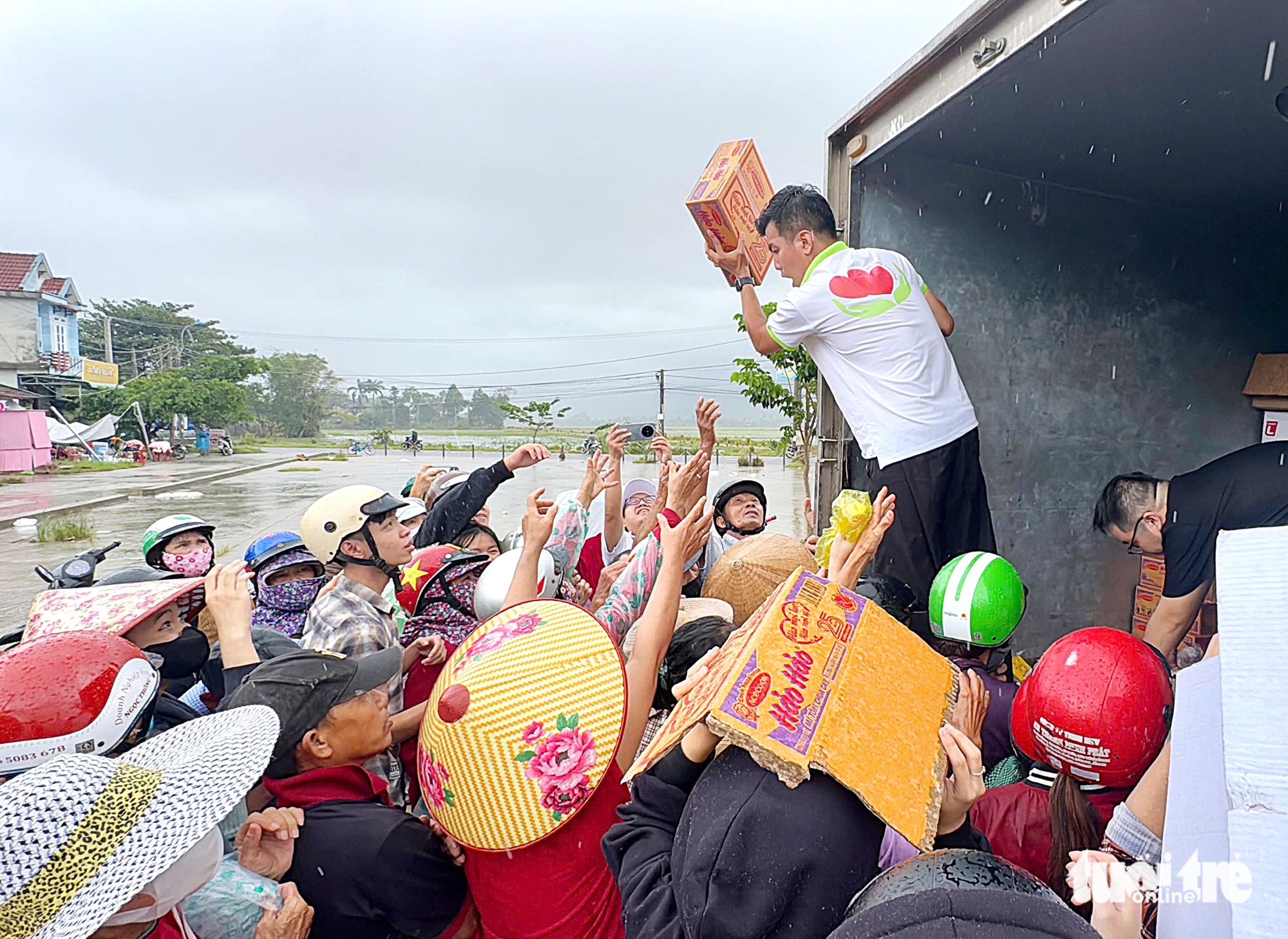 洪灾中心等待重建的悲伤地区