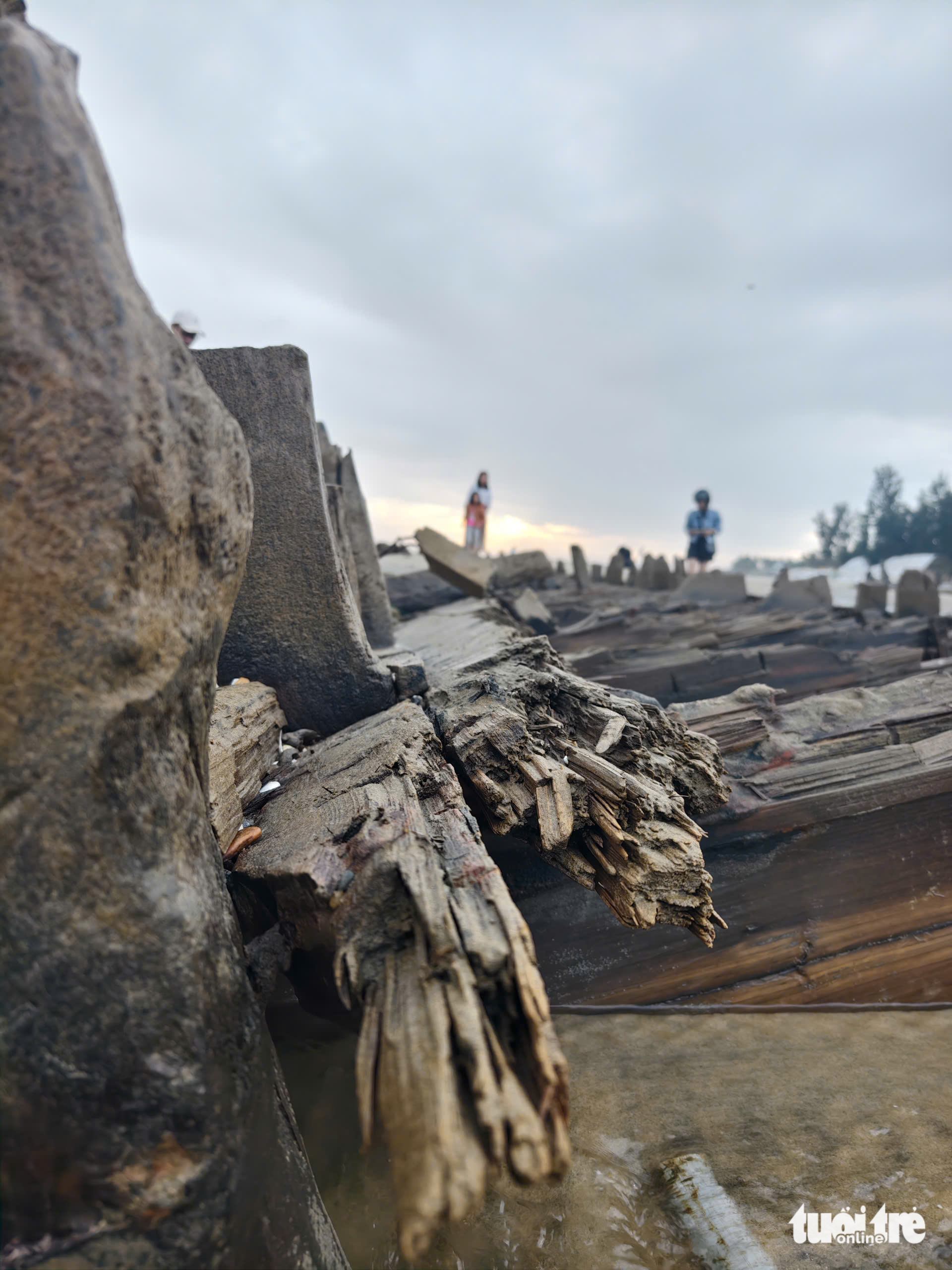 会安海滩古船浮出水面，民众清晨蜂拥而至，这艘船的来历如何？