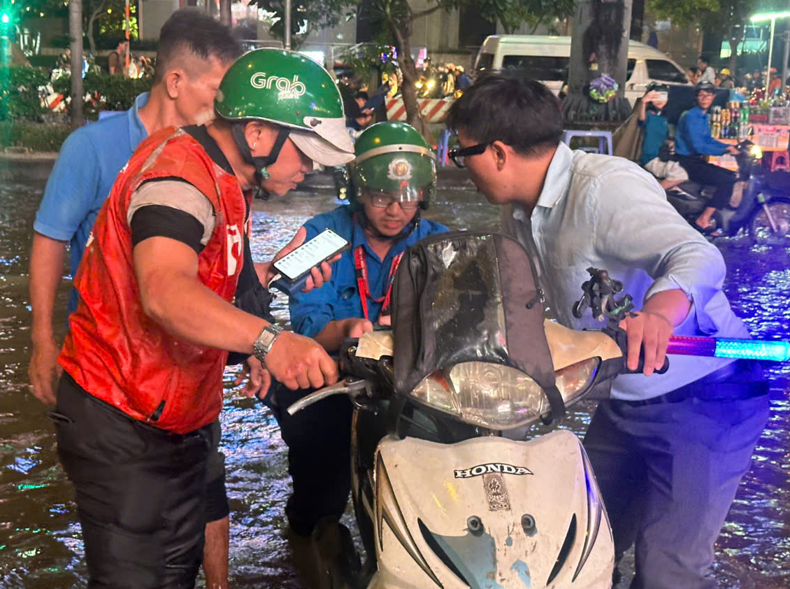 胡志明市潮汐达到顶峰，年轻人组建志愿者队伍帮助民众安全渡过洪水