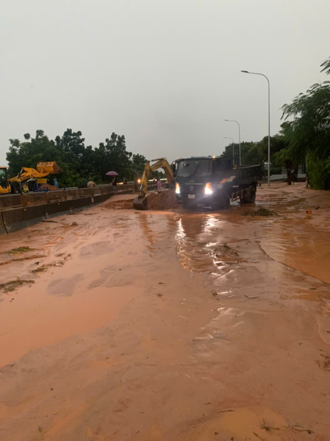 红沙淹没林同省1号国道，交通瘫痪