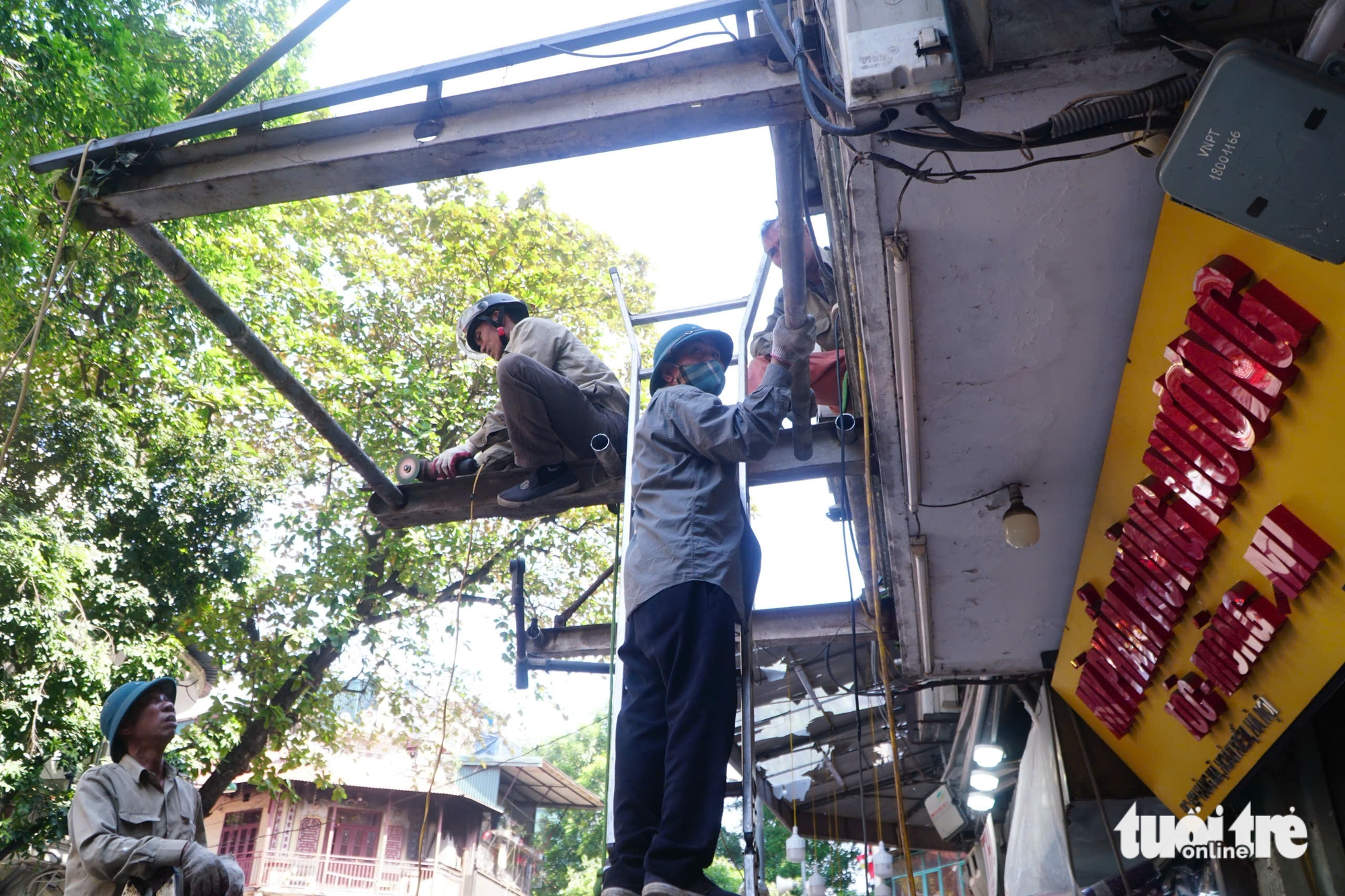 河内再次行动，为行人夺回人行道，Hàng Mã街大量遮阳棚被拆除