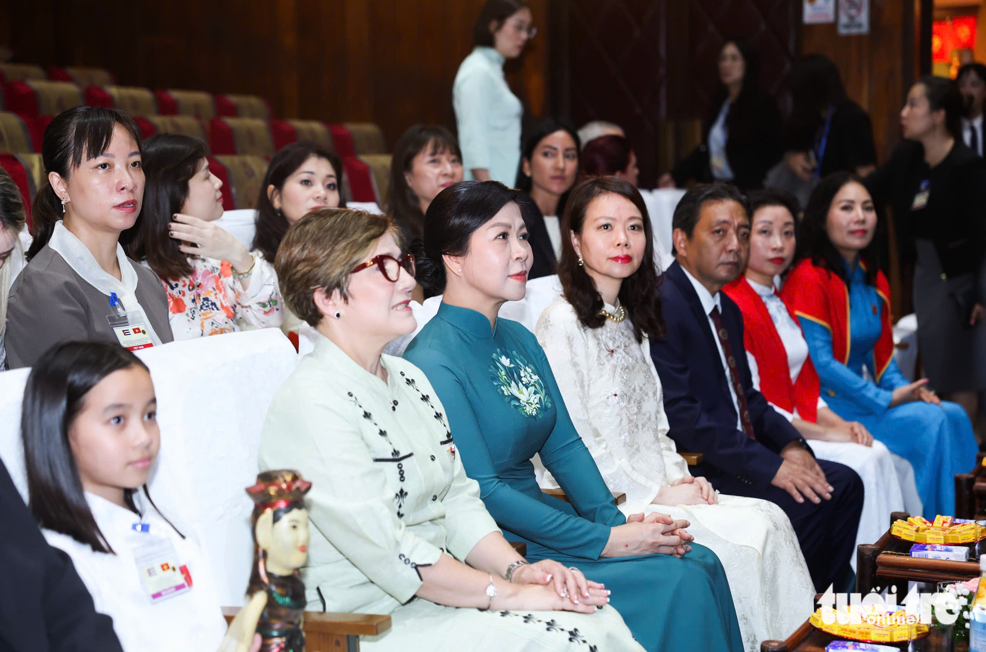 夫人吴芳丽与古巴领导人夫人在河内的感人重逢