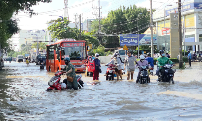 潮汐导致芹苴多条道路积水