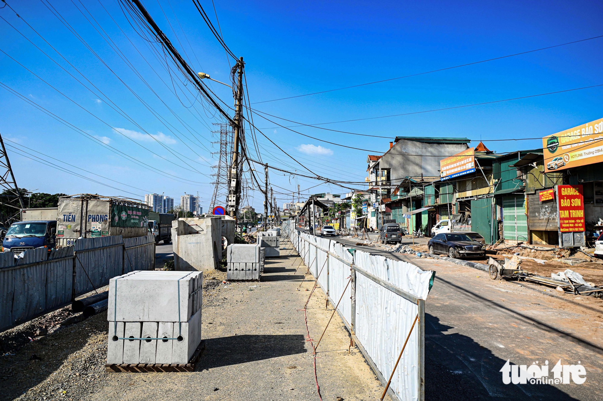 连接三条环线的道路在扩建9年后依然凌乱，居民因灰尘和垃圾感到窒息