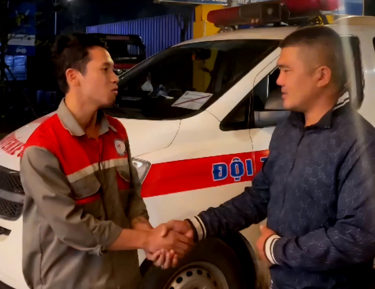 救援队忘记付早餐钱被店主邀请：客人与店主都文明行事