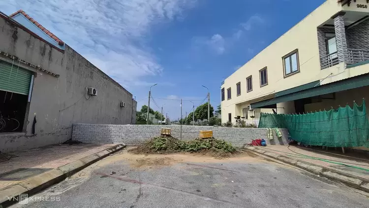 拆除阻挡居民区入口的围墙