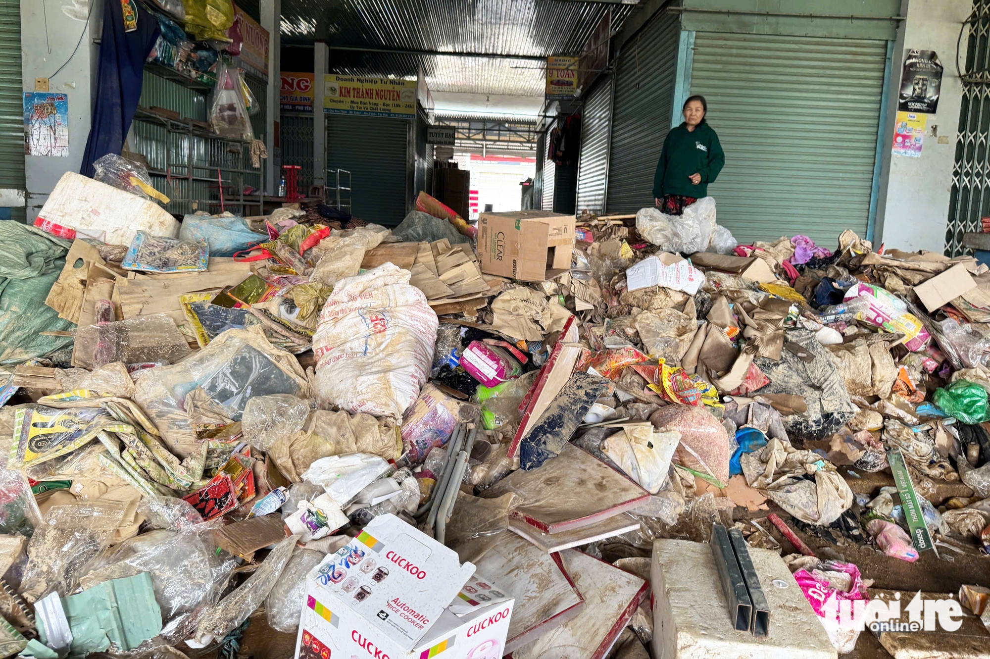 和盛市场小商贩的泪水：救货失败，抱着塑料桶逃生